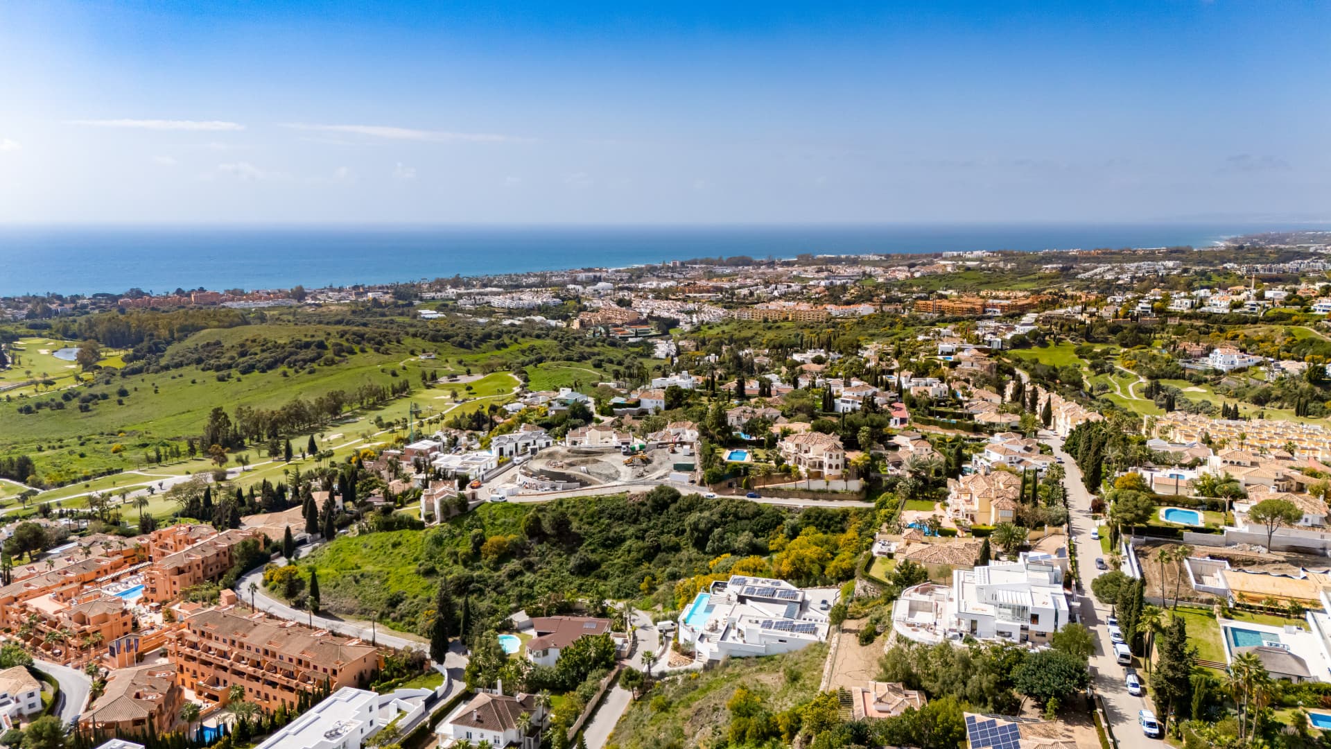 Reform opportunity - South facing, four bedroom Villa located in El Paraiso with sea views