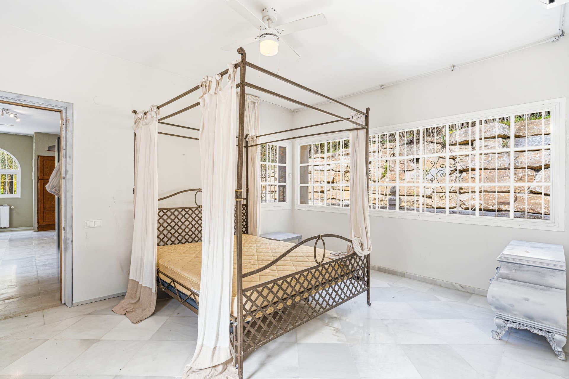 Reform opportunity - South facing, four bedroom Villa located in El Paraiso with sea views