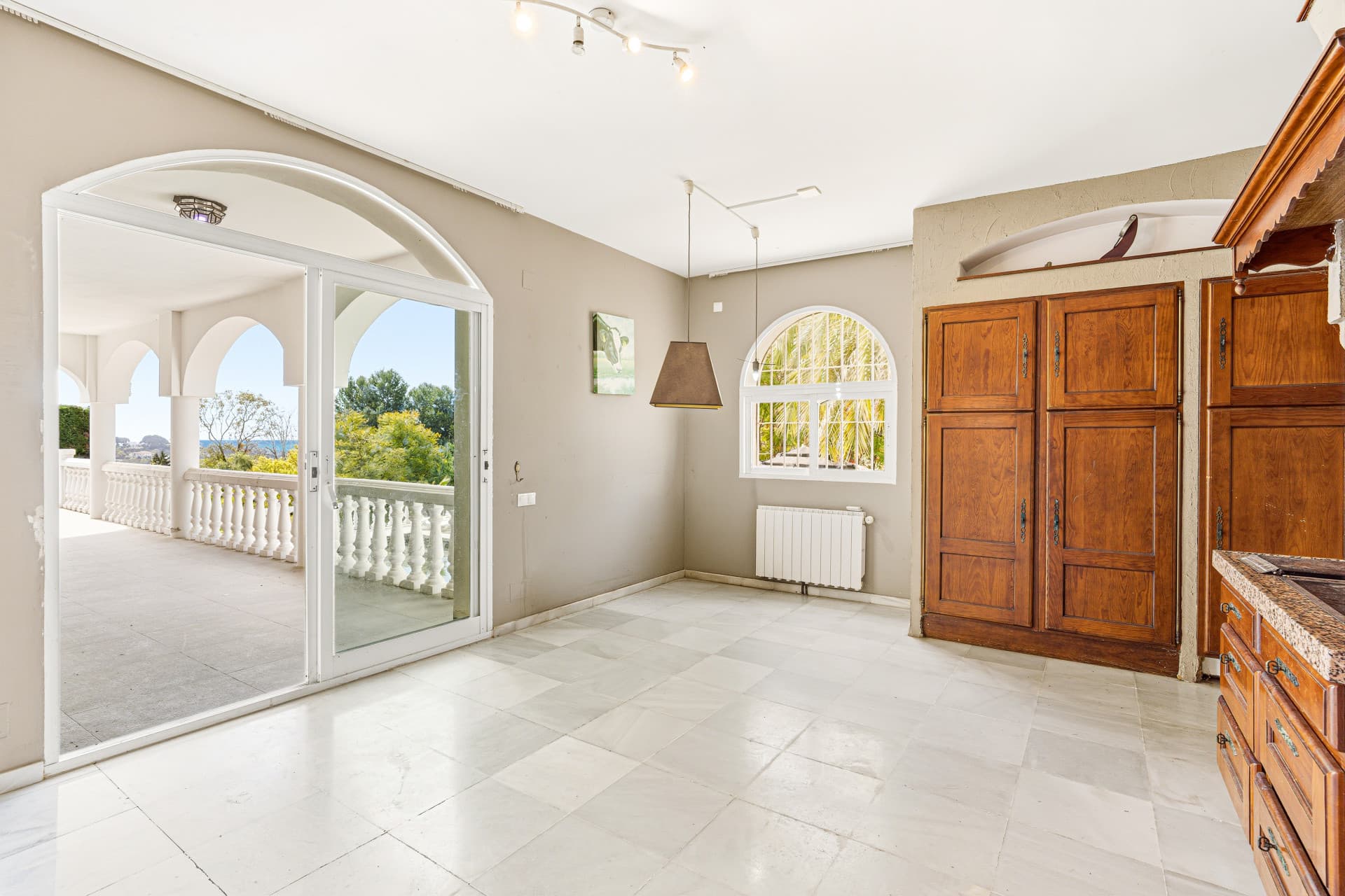 Reform opportunity - South facing, four bedroom Villa located in El Paraiso with sea views