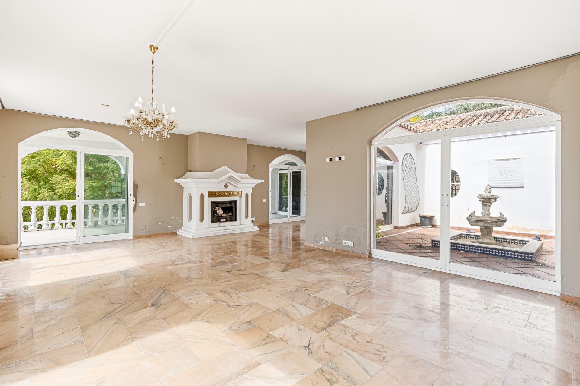Reform opportunity - South facing, four bedroom Villa located in El Paraiso with sea views