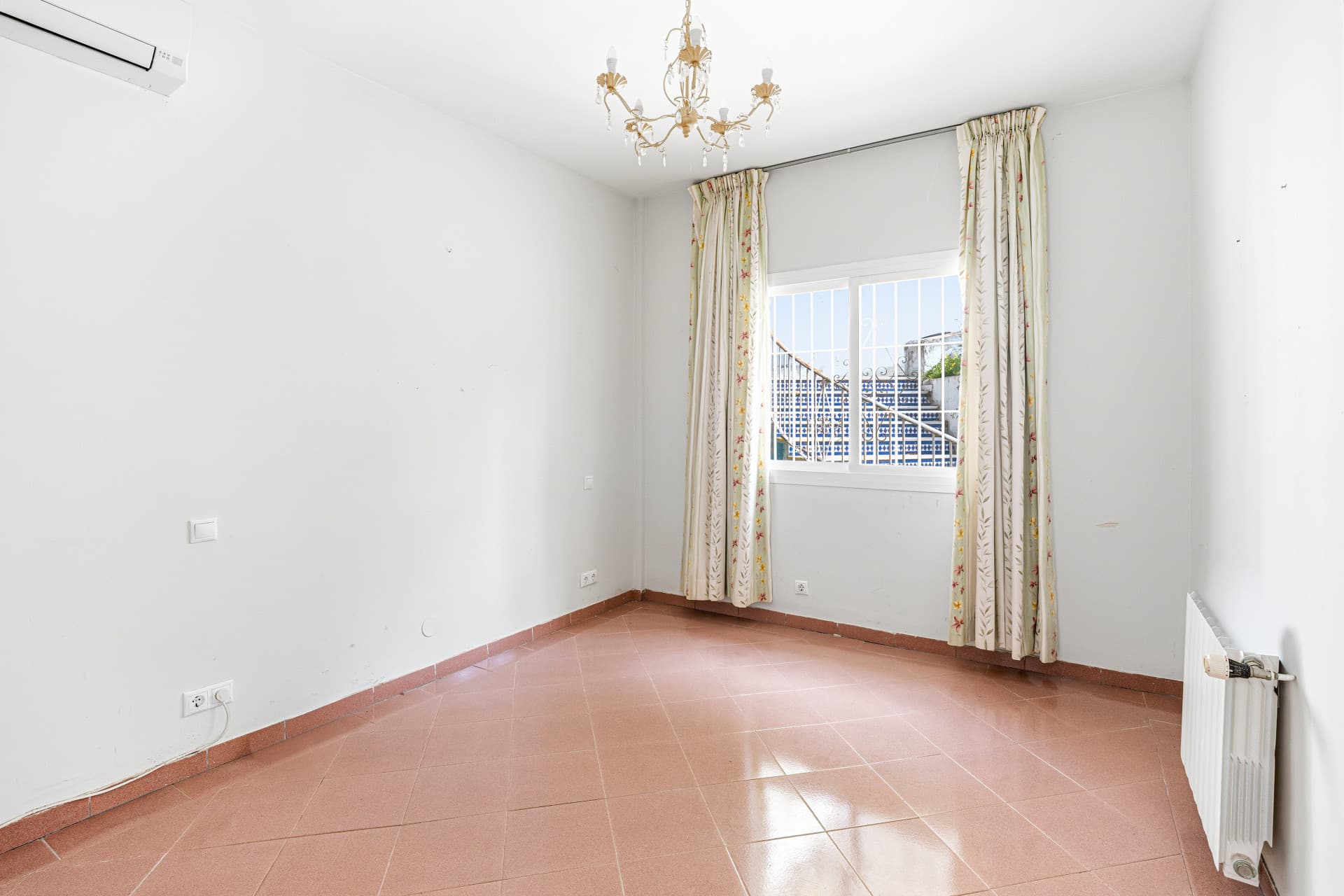 Reform opportunity - South facing, four bedroom Villa located in El Paraiso with sea views
