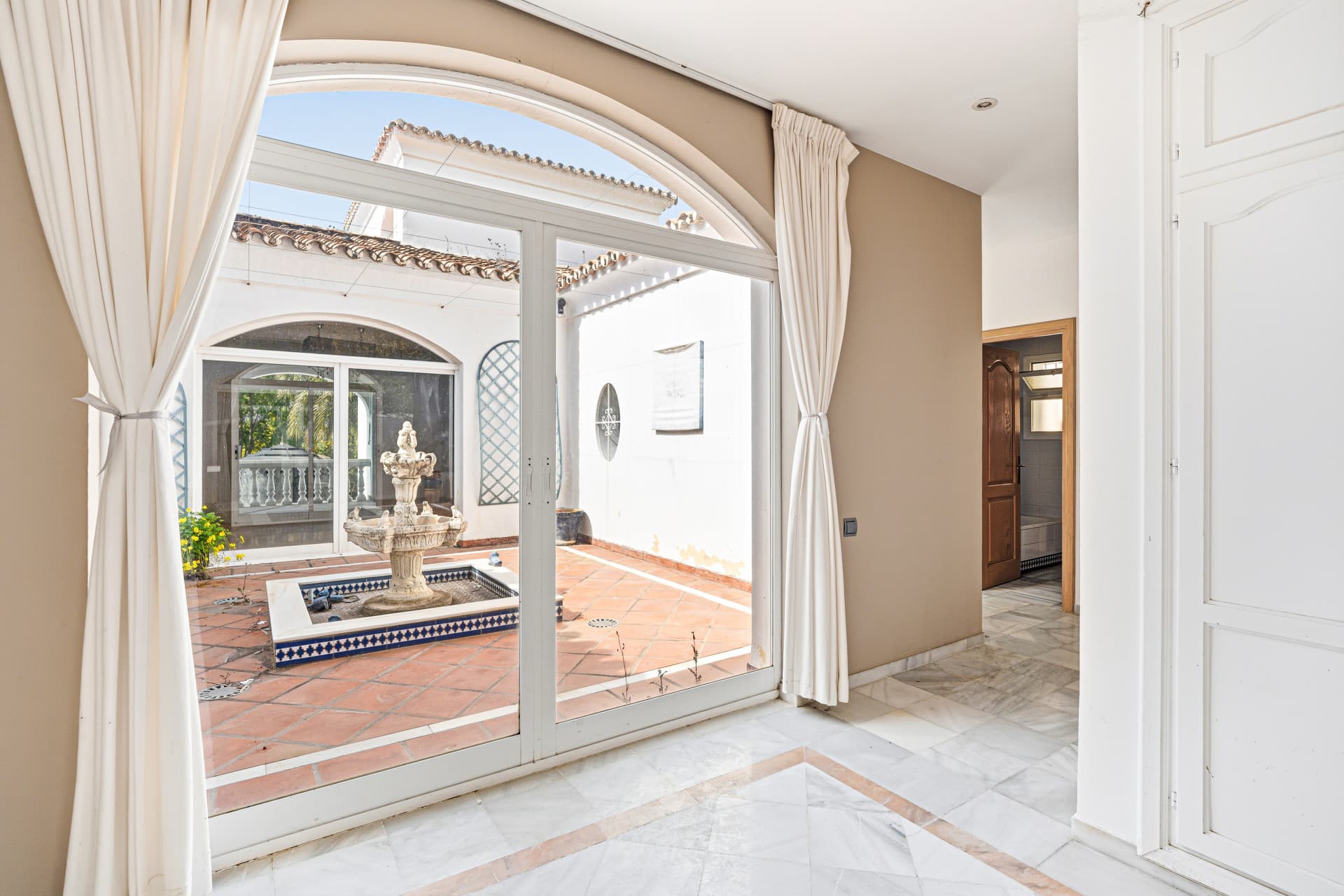 Reform opportunity - South facing, four bedroom Villa located in El Paraiso with sea views
