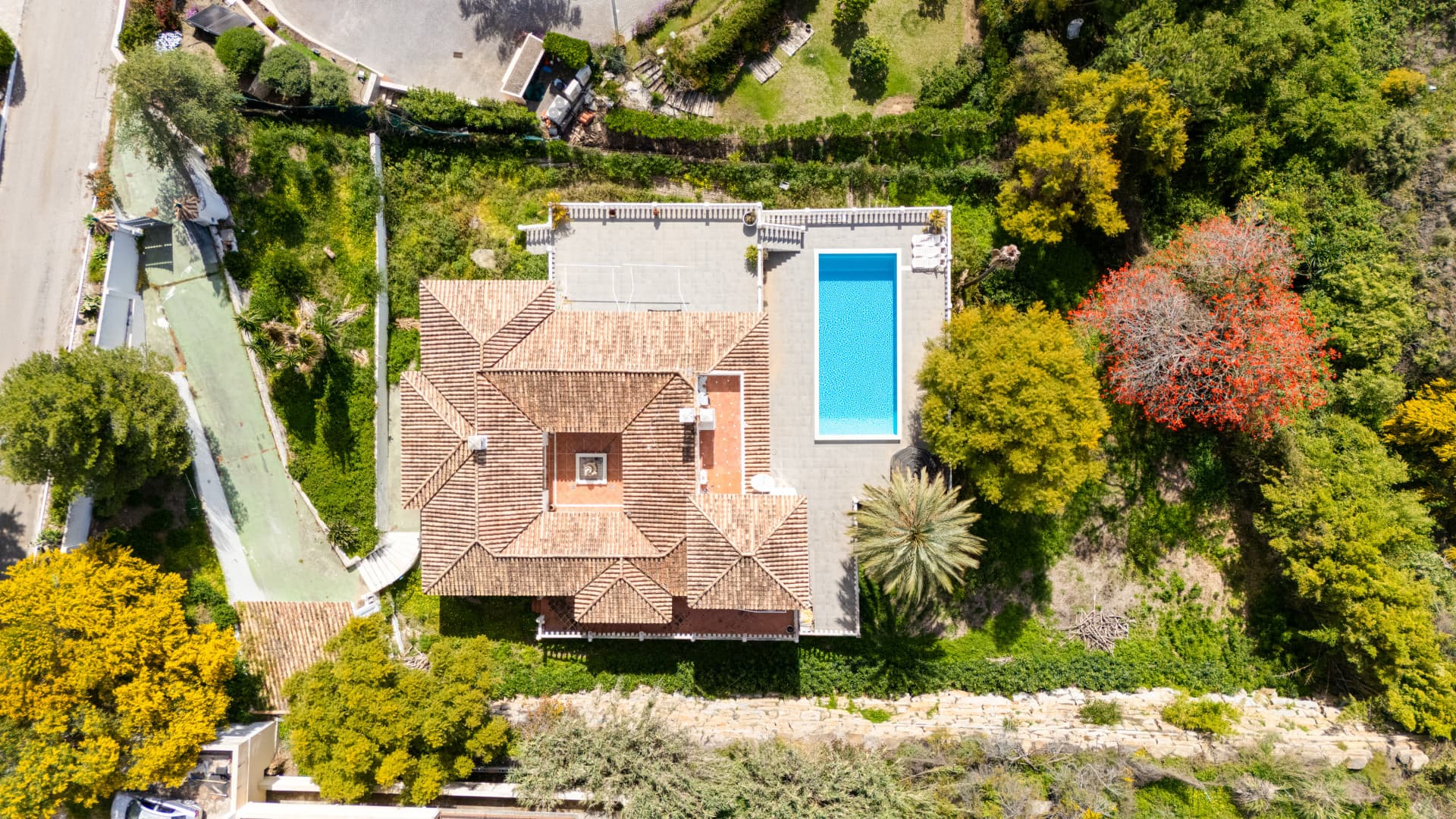 Reform opportunity - South facing, four bedroom Villa located in El Paraiso with sea views