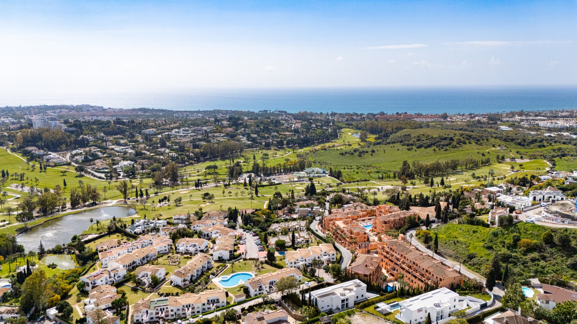 Reform opportunity - South facing, four bedroom Villa located in El Paraiso with sea views