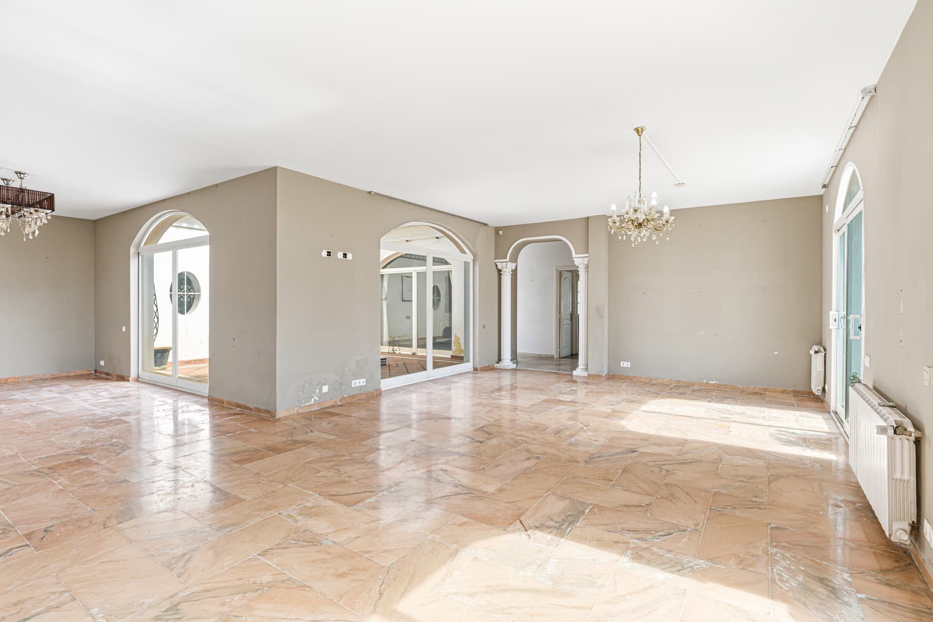 Reform opportunity - South facing, four bedroom Villa located in El Paraiso with sea views