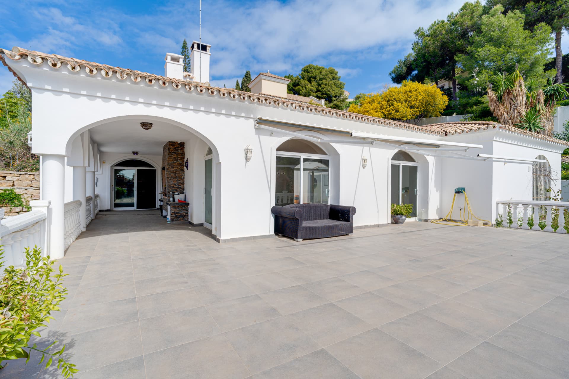 Reform opportunity - South facing, four bedroom Villa located in El Paraiso with sea views