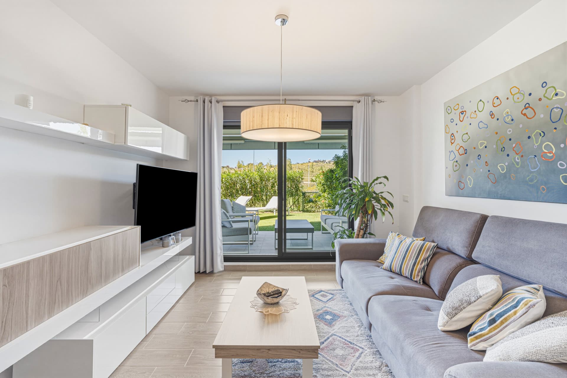 Vacker, två sovrum bottenvåning, trädgårdslägenhet ligger inom den eftertraktade gated community av El Lagar i La Cala de Mijas