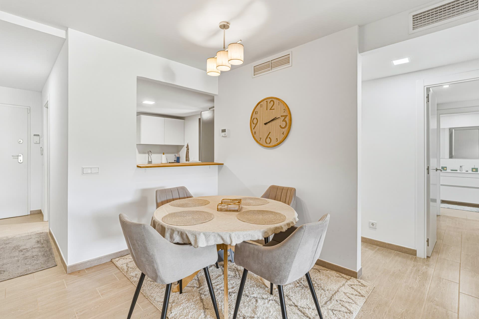 Vacker, två sovrum bottenvåning, trädgårdslägenhet ligger inom den eftertraktade gated community av El Lagar i La Cala de Mijas