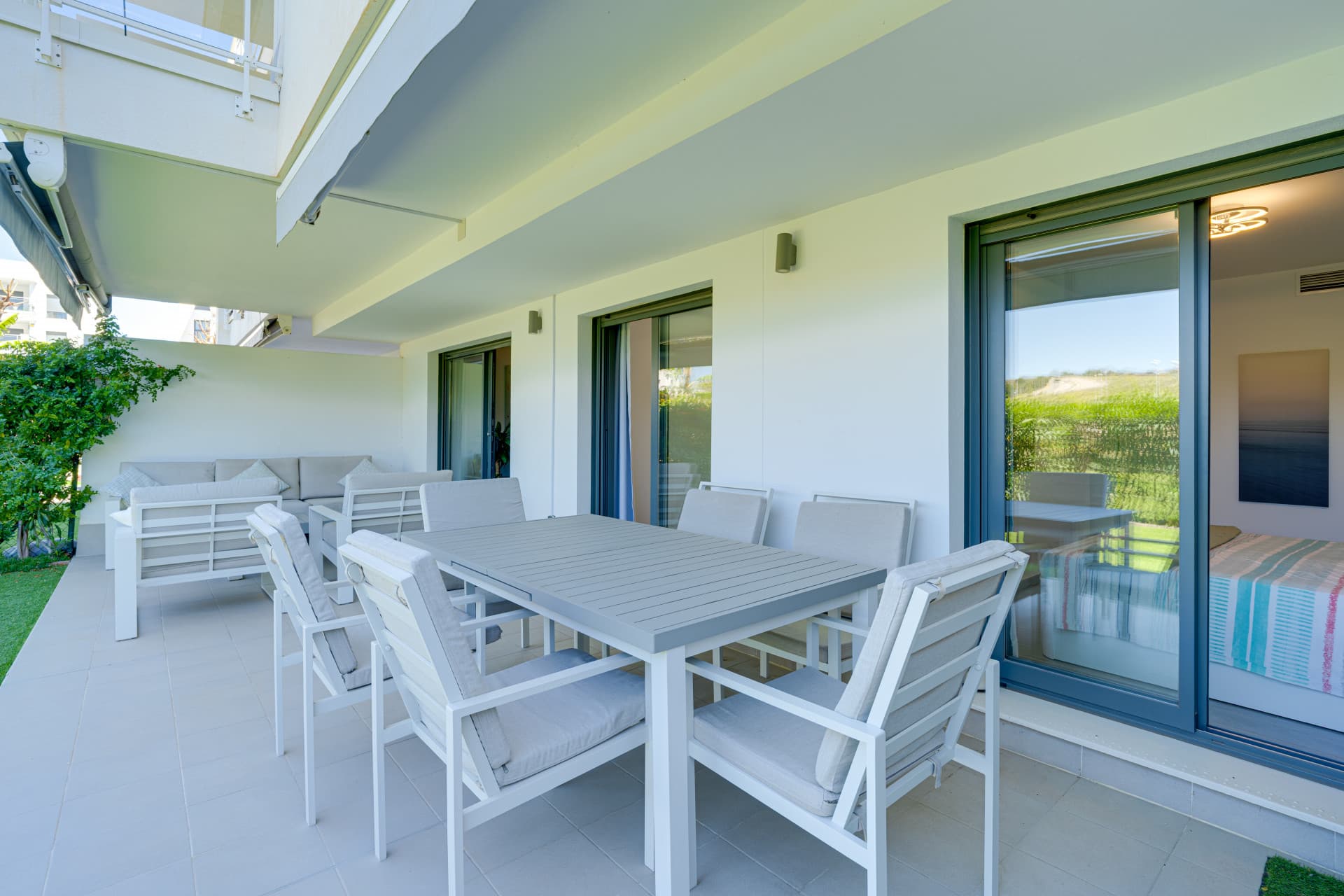 Vacker, två sovrum bottenvåning, trädgårdslägenhet ligger inom den eftertraktade gated community av El Lagar i La Cala de Mijas