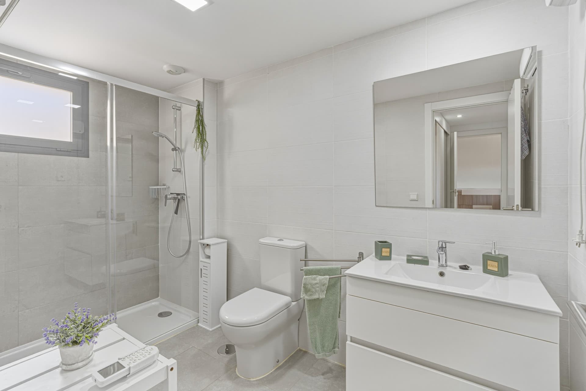 Vacker, två sovrum bottenvåning, trädgårdslägenhet ligger inom den eftertraktade gated community av El Lagar i La Cala de Mijas