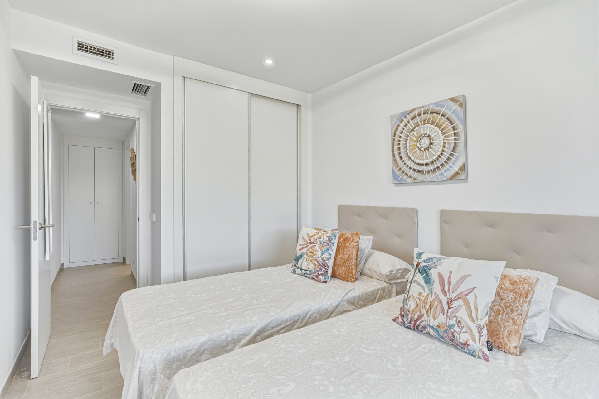 Vacker, två sovrum bottenvåning, trädgårdslägenhet ligger inom den eftertraktade gated community av El Lagar i La Cala de Mijas