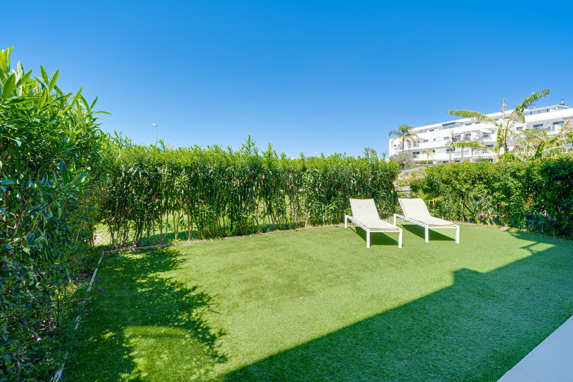 Vacker, två sovrum bottenvåning, trädgårdslägenhet ligger inom den eftertraktade gated community av El Lagar i La Cala de Mijas