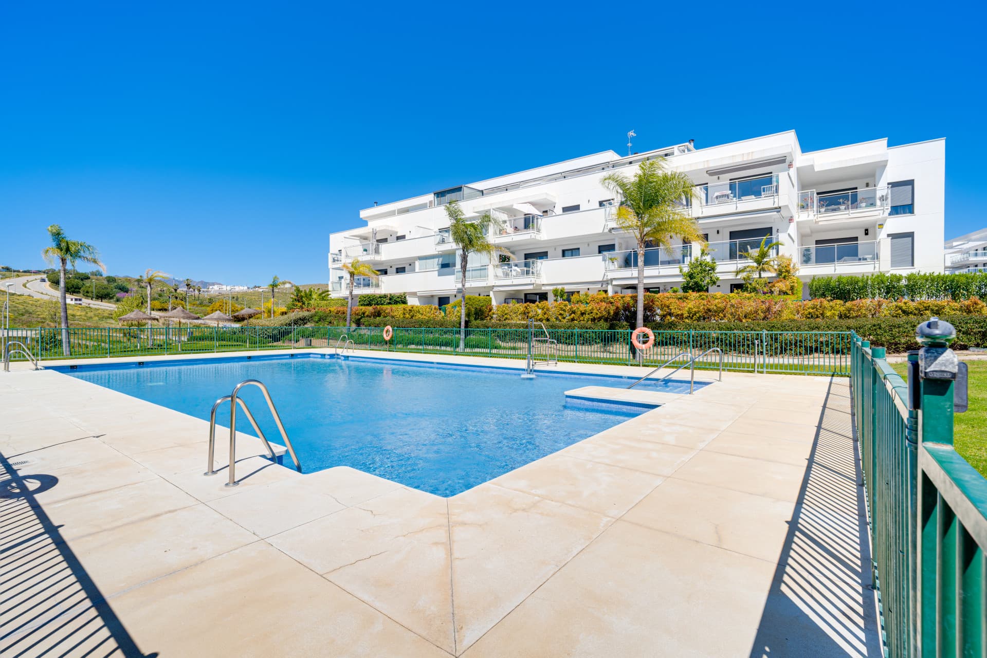Vacker, två sovrum bottenvåning, trädgårdslägenhet ligger inom den eftertraktade gated community av El Lagar i La Cala de Mijas