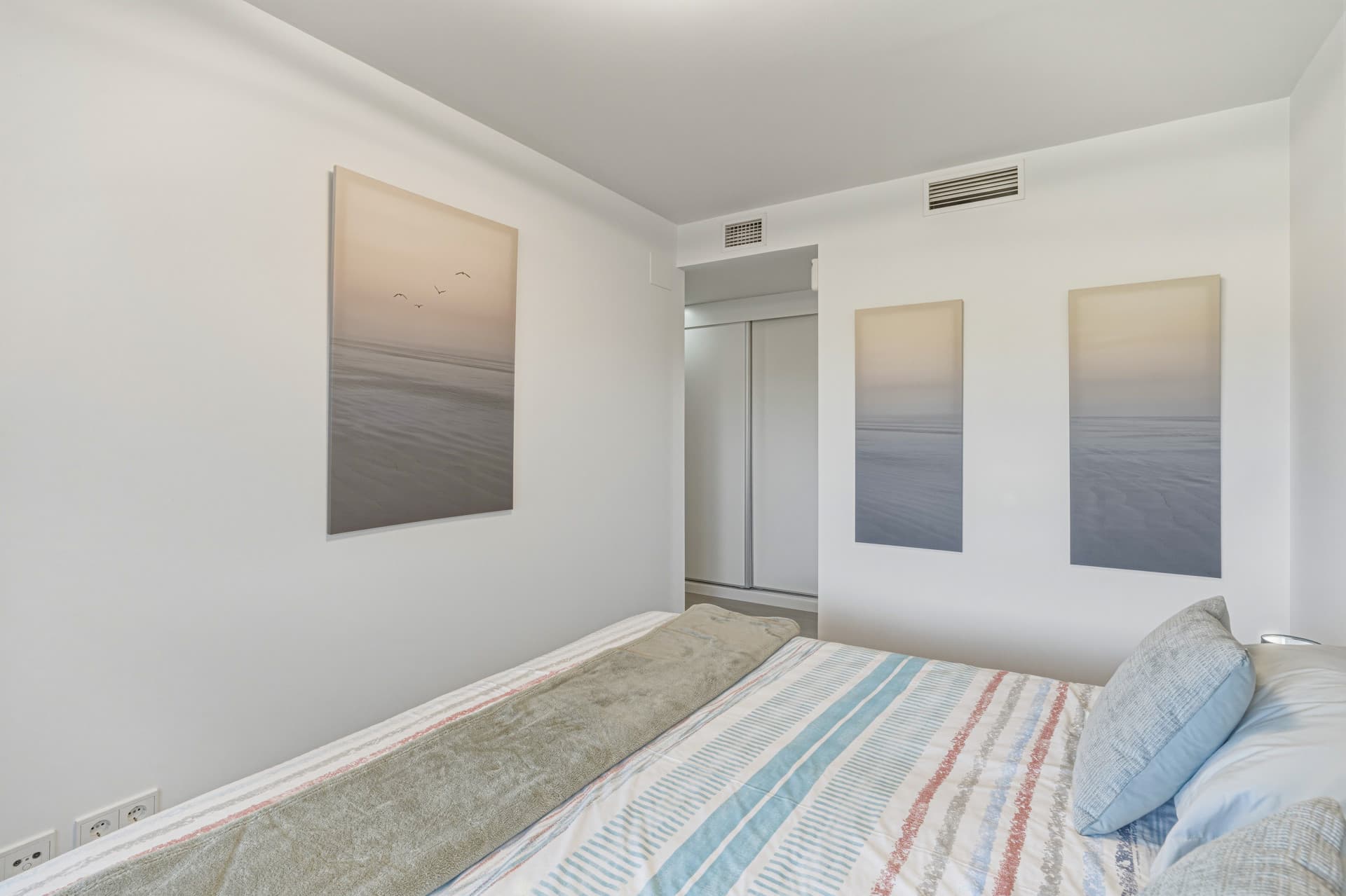 Vacker, två sovrum bottenvåning, trädgårdslägenhet ligger inom den eftertraktade gated community av El Lagar i La Cala de Mijas