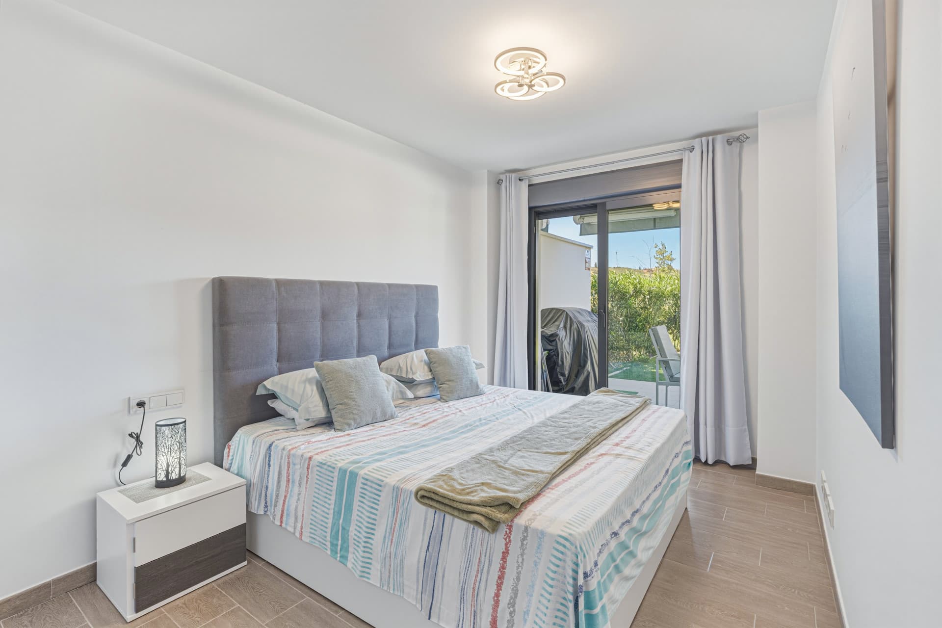 Vacker, två sovrum bottenvåning, trädgårdslägenhet ligger inom den eftertraktade gated community av El Lagar i La Cala de Mijas