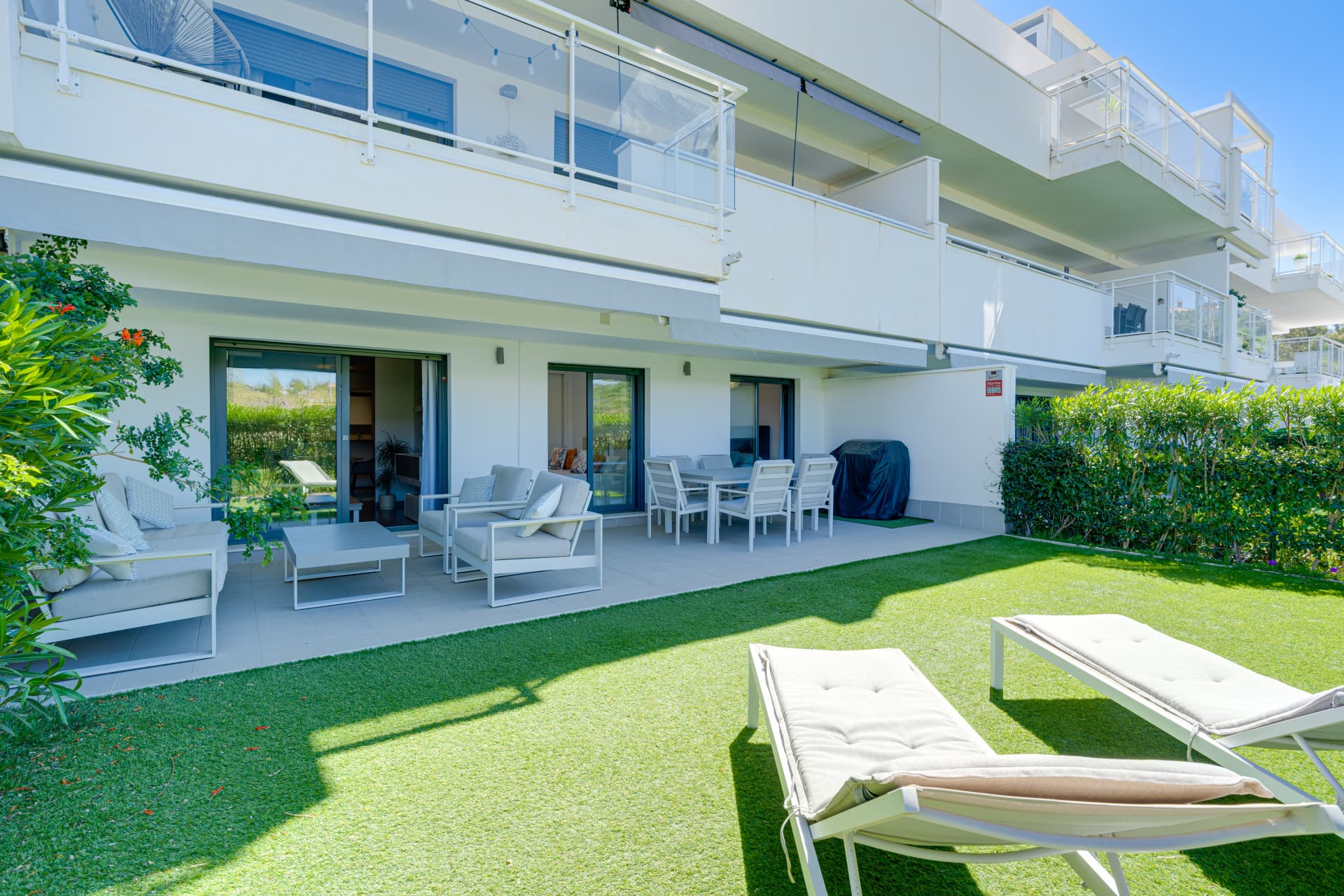 Vacker, två sovrum bottenvåning, trädgårdslägenhet ligger inom den eftertraktade gated community av El Lagar i La Cala de Mijas