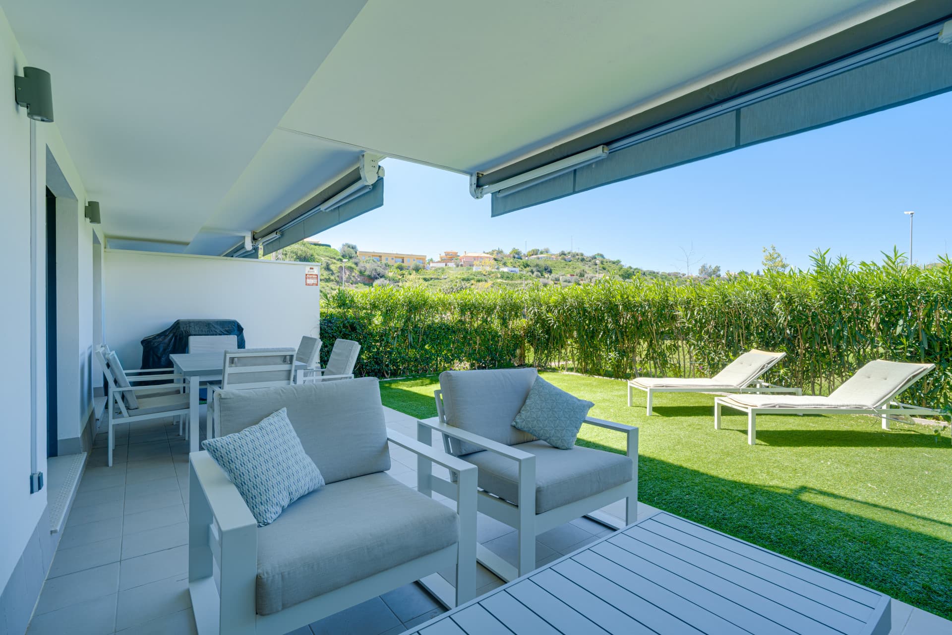 Vacker, två sovrum bottenvåning, trädgårdslägenhet ligger inom den eftertraktade gated community av El Lagar i La Cala de Mijas