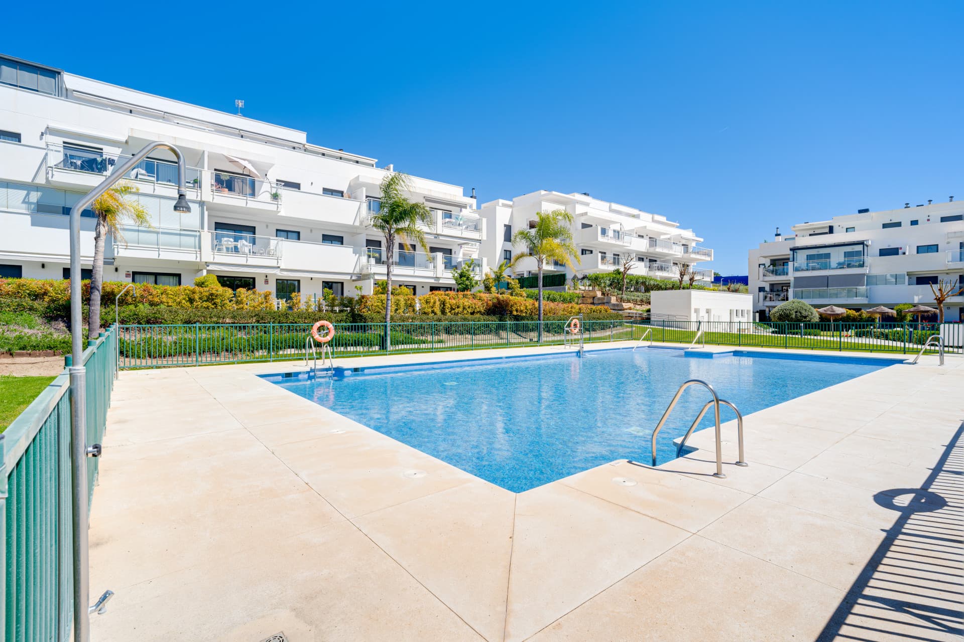 Vacker, två sovrum bottenvåning, trädgårdslägenhet ligger inom den eftertraktade gated community av El Lagar i La Cala de Mijas