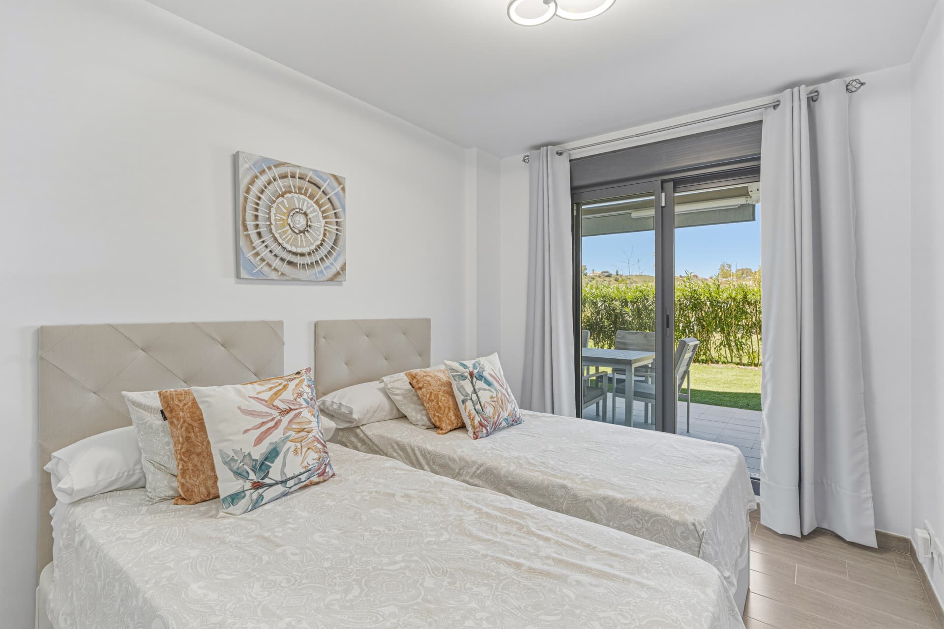 Vacker, två sovrum bottenvåning, trädgårdslägenhet ligger inom den eftertraktade gated community av El Lagar i La Cala de Mijas