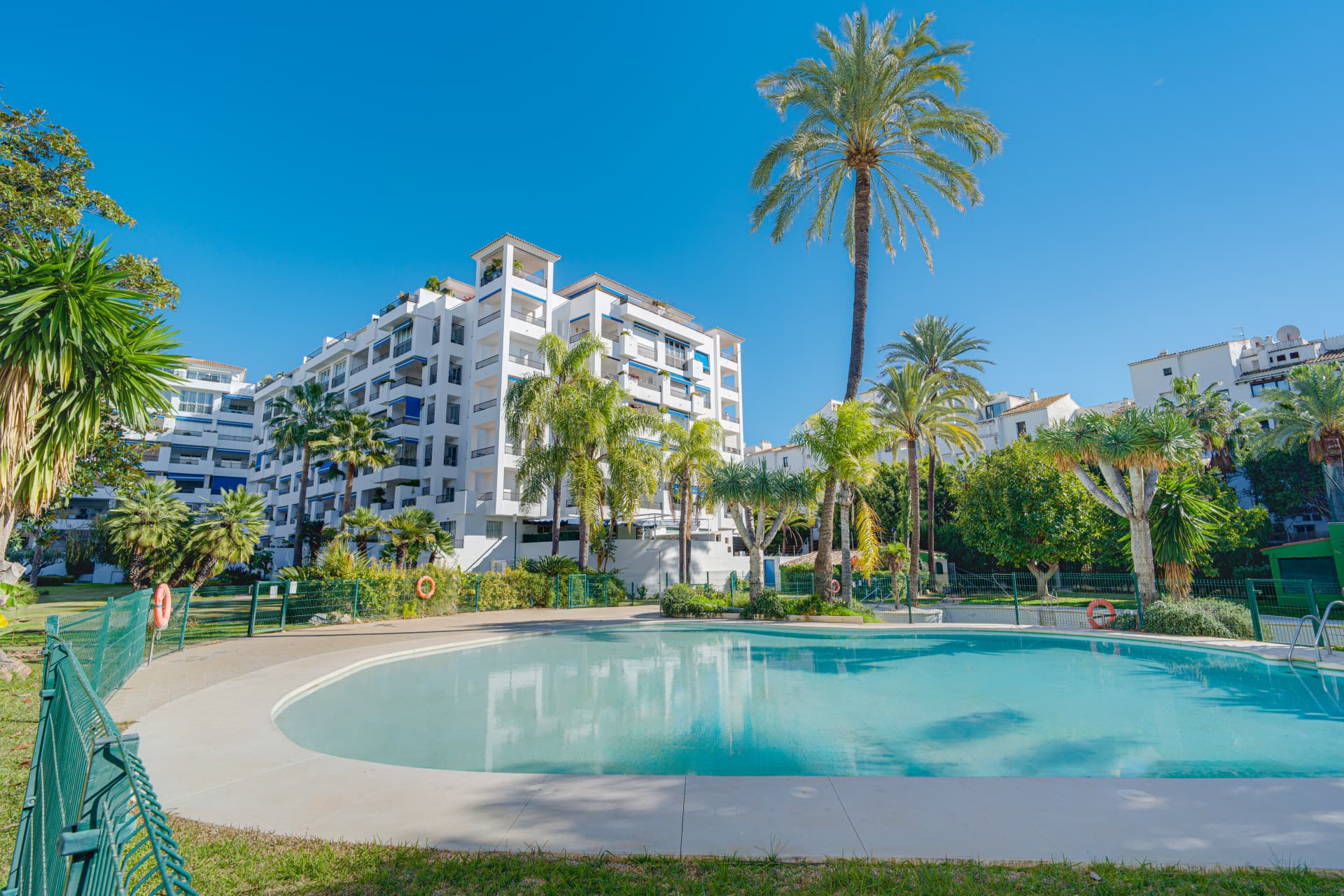 Fantástico ático dúplex de cuatro dormitorios, situado en una posición privilegiada dentro del prestigioso Puerto Banús, Marbella