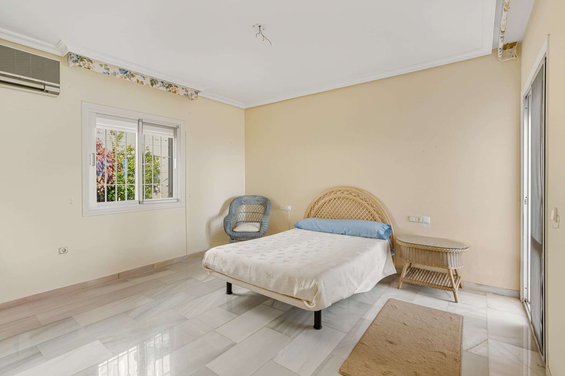 Utmärkt reformmöjligheter - vacker söderläge, tre sovrum Villa ligger i Riviera del Sol, Mijas Costa