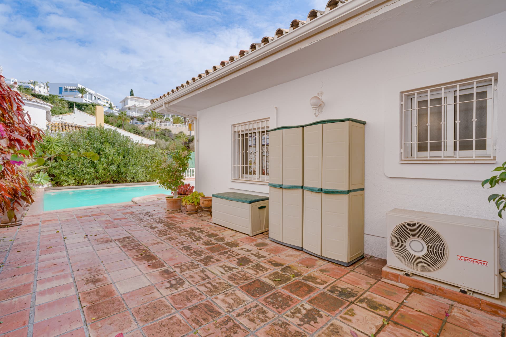 Utmärkt reformmöjligheter - vacker söderläge, tre sovrum Villa ligger i Riviera del Sol, Mijas Costa