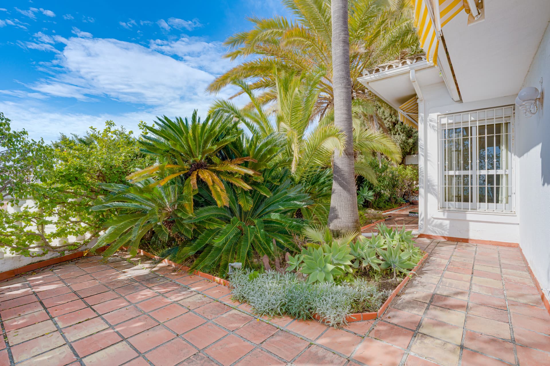 Utmärkt reformmöjligheter - vacker söderläge, tre sovrum Villa ligger i Riviera del Sol, Mijas Costa