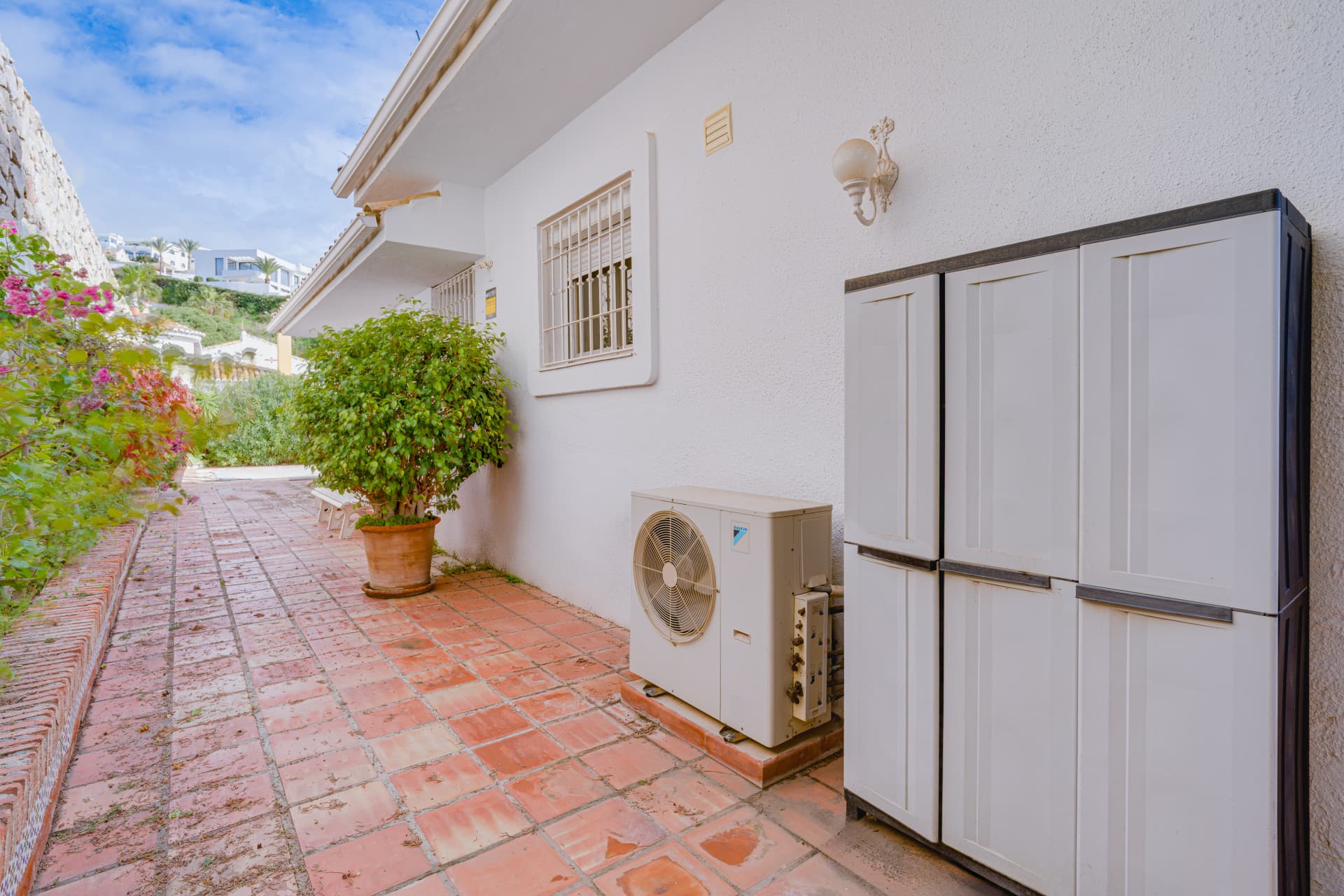 Utmärkt reformmöjligheter - vacker söderläge, tre sovrum Villa ligger i Riviera del Sol, Mijas Costa