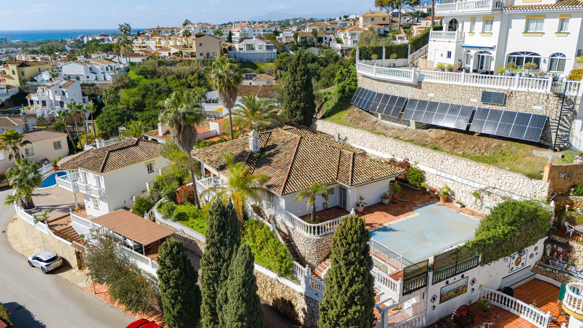 Utmärkt reformmöjligheter - vacker söderläge, tre sovrum Villa ligger i Riviera del Sol, Mijas Costa