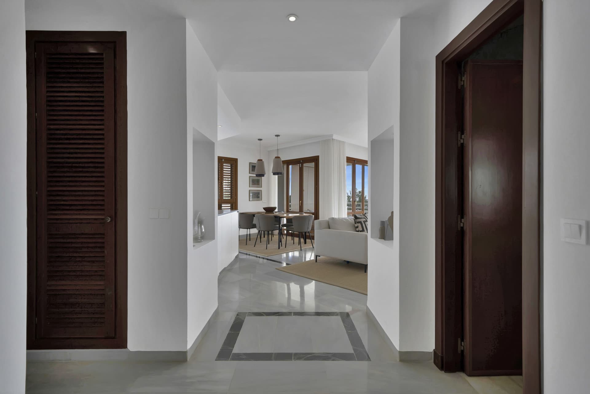 Beautifully renovated two bedroom apartment located in the prestigious Alcores del Golf community in Nueva Andalucía