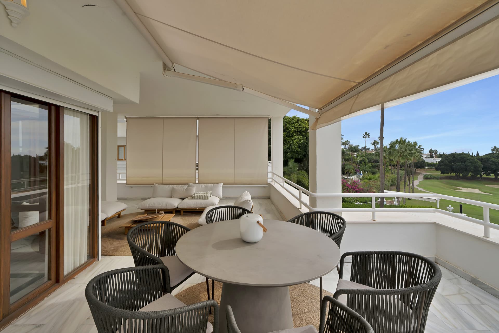 Beautifully renovated two bedroom apartment located in the prestigious Alcores del Golf community in Nueva Andalucía