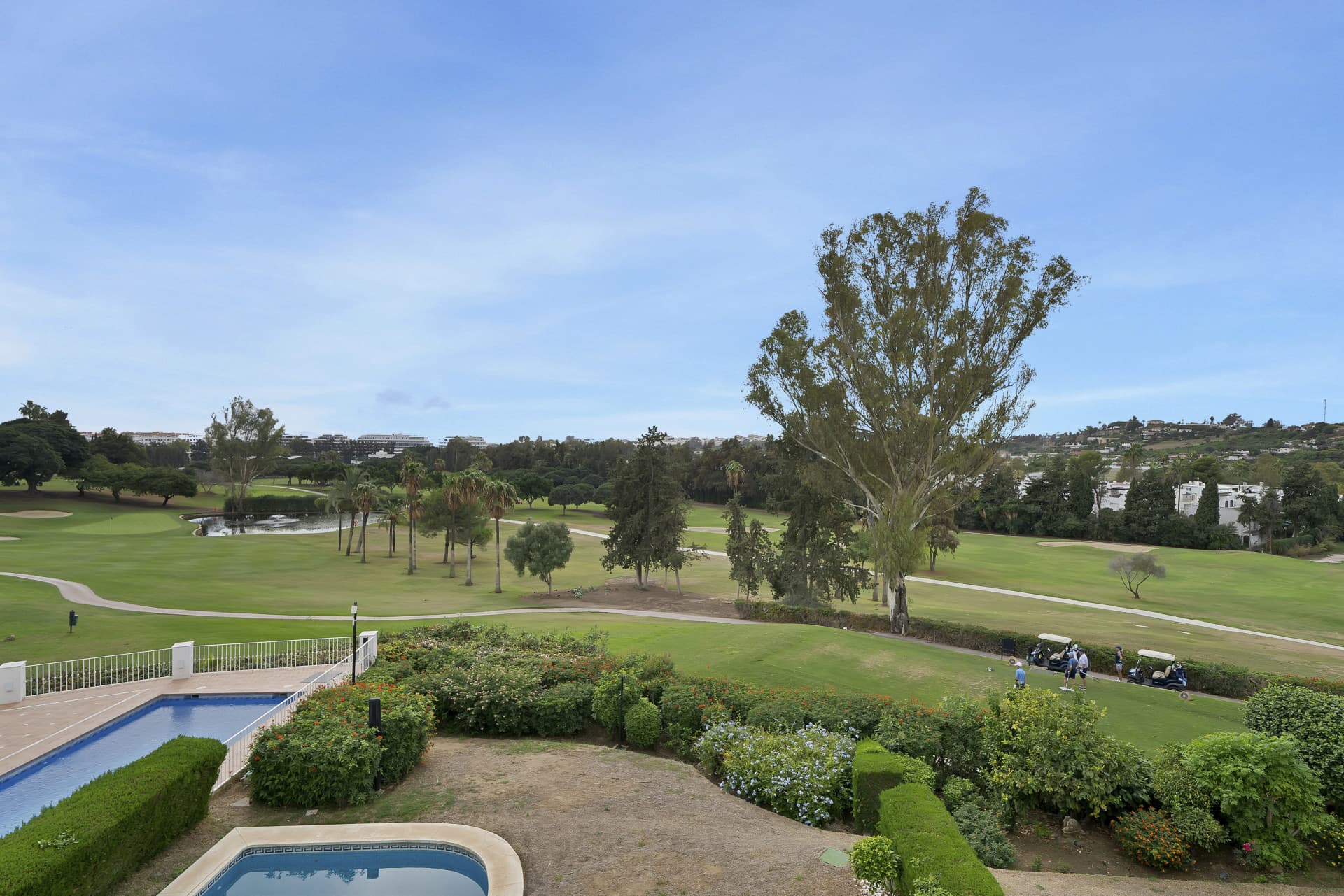 Beautifully renovated two bedroom apartment located in the prestigious Alcores del Golf community in Nueva Andalucía