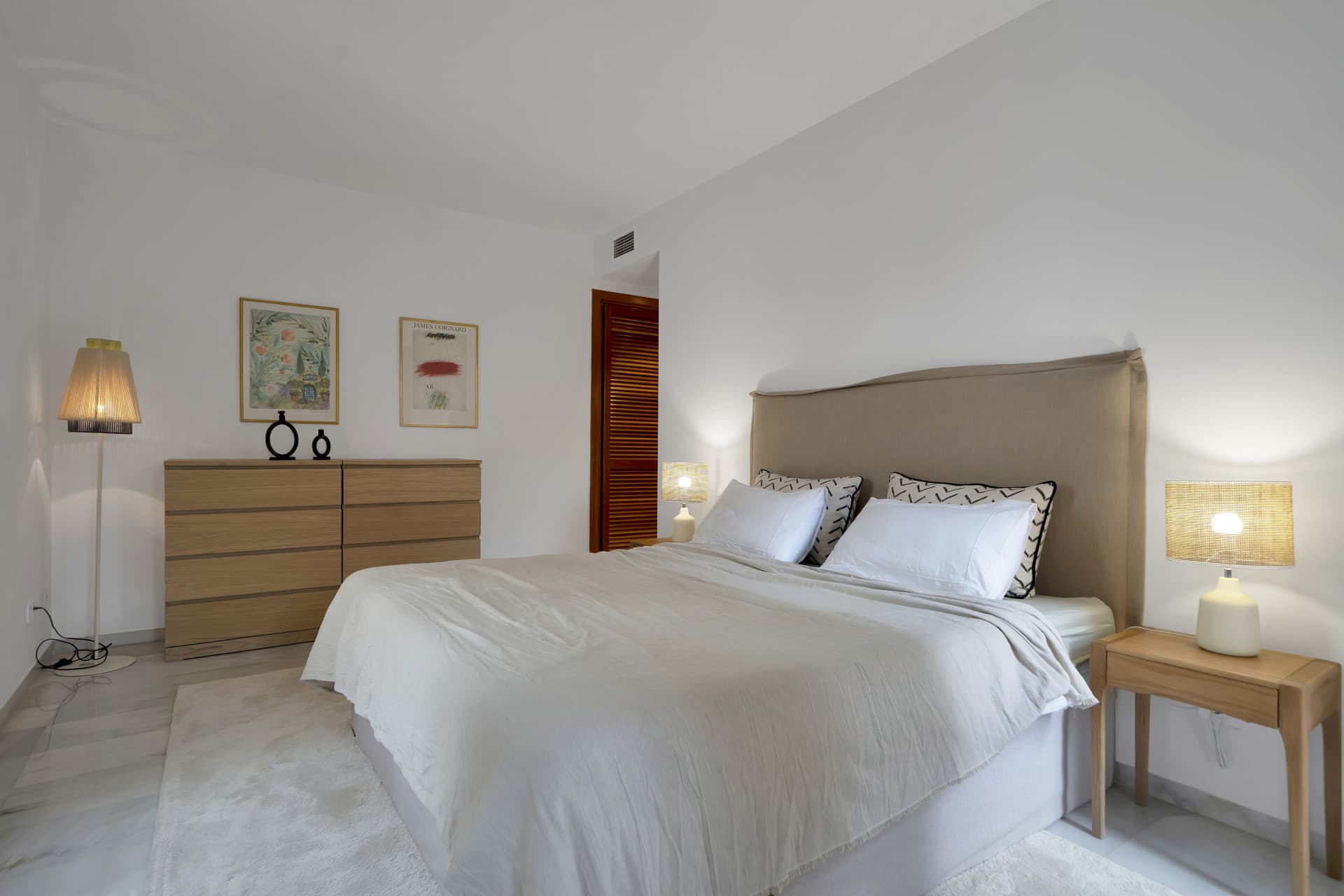 Beautifully renovated two bedroom apartment located in the prestigious Alcores del Golf community in Nueva Andalucía