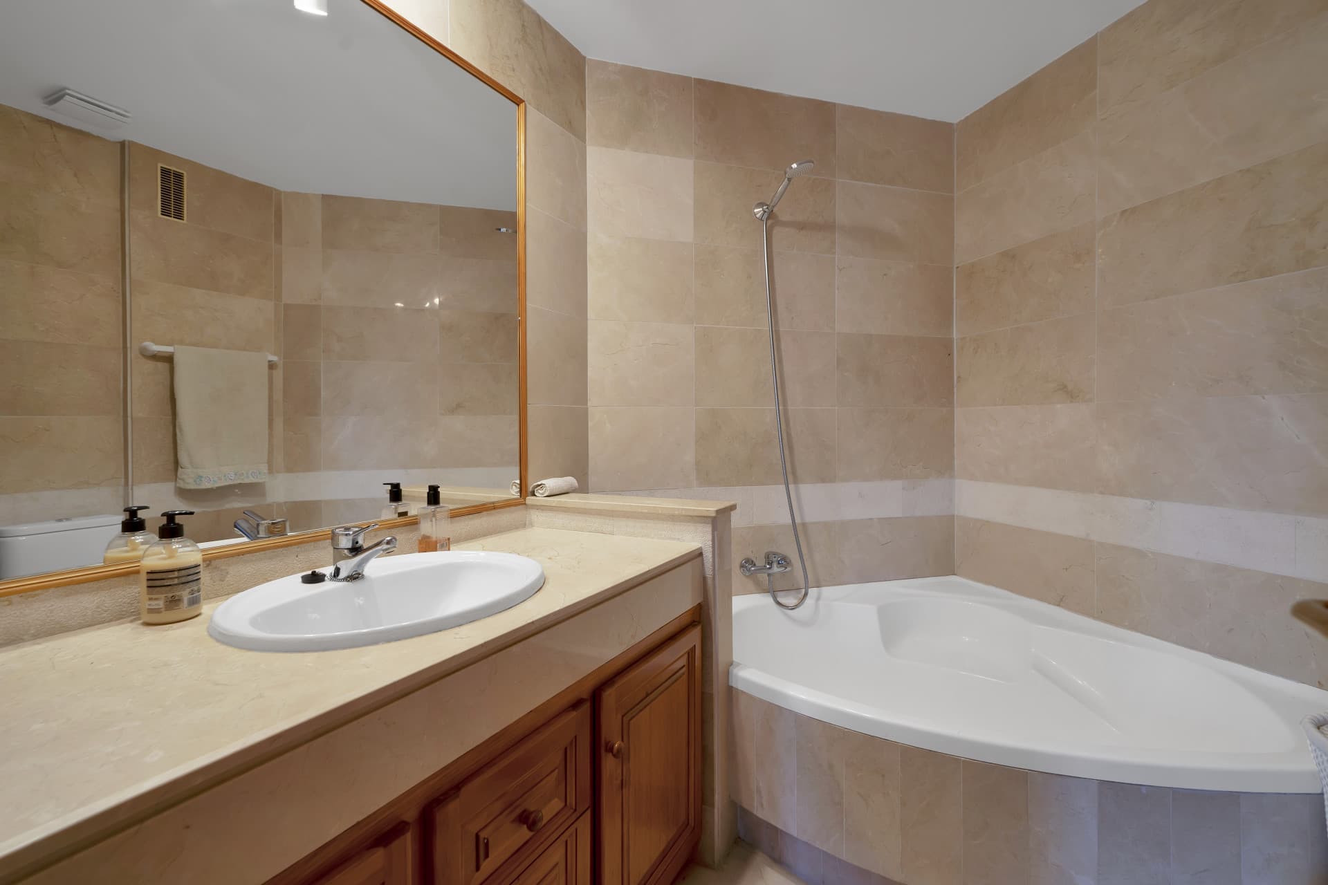 Beautifully renovated two bedroom apartment located in the prestigious Alcores del Golf community in Nueva Andalucía