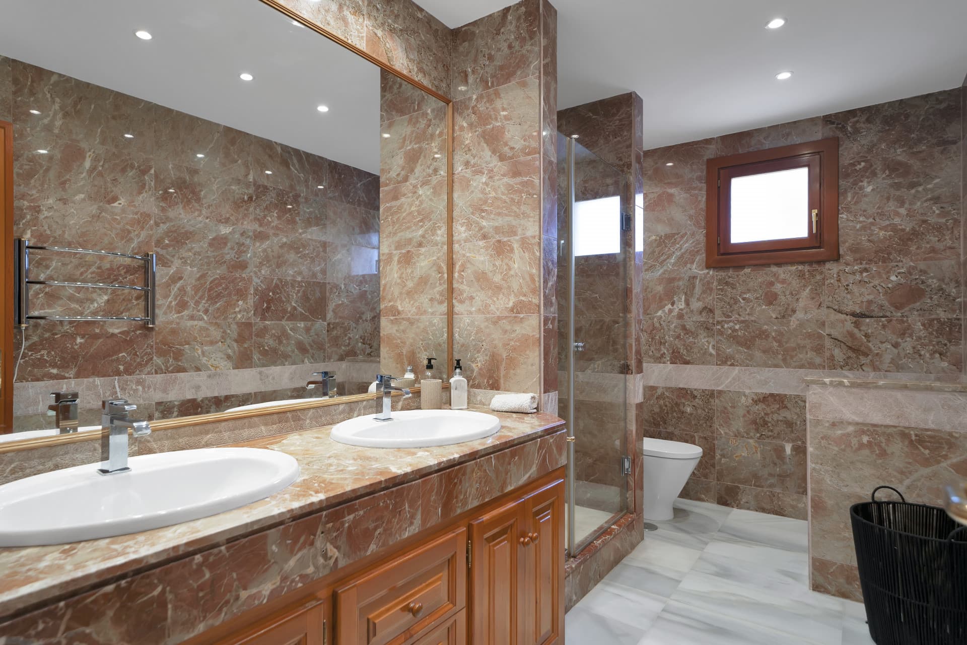 Beautifully renovated two bedroom apartment located in the prestigious Alcores del Golf community in Nueva Andalucía