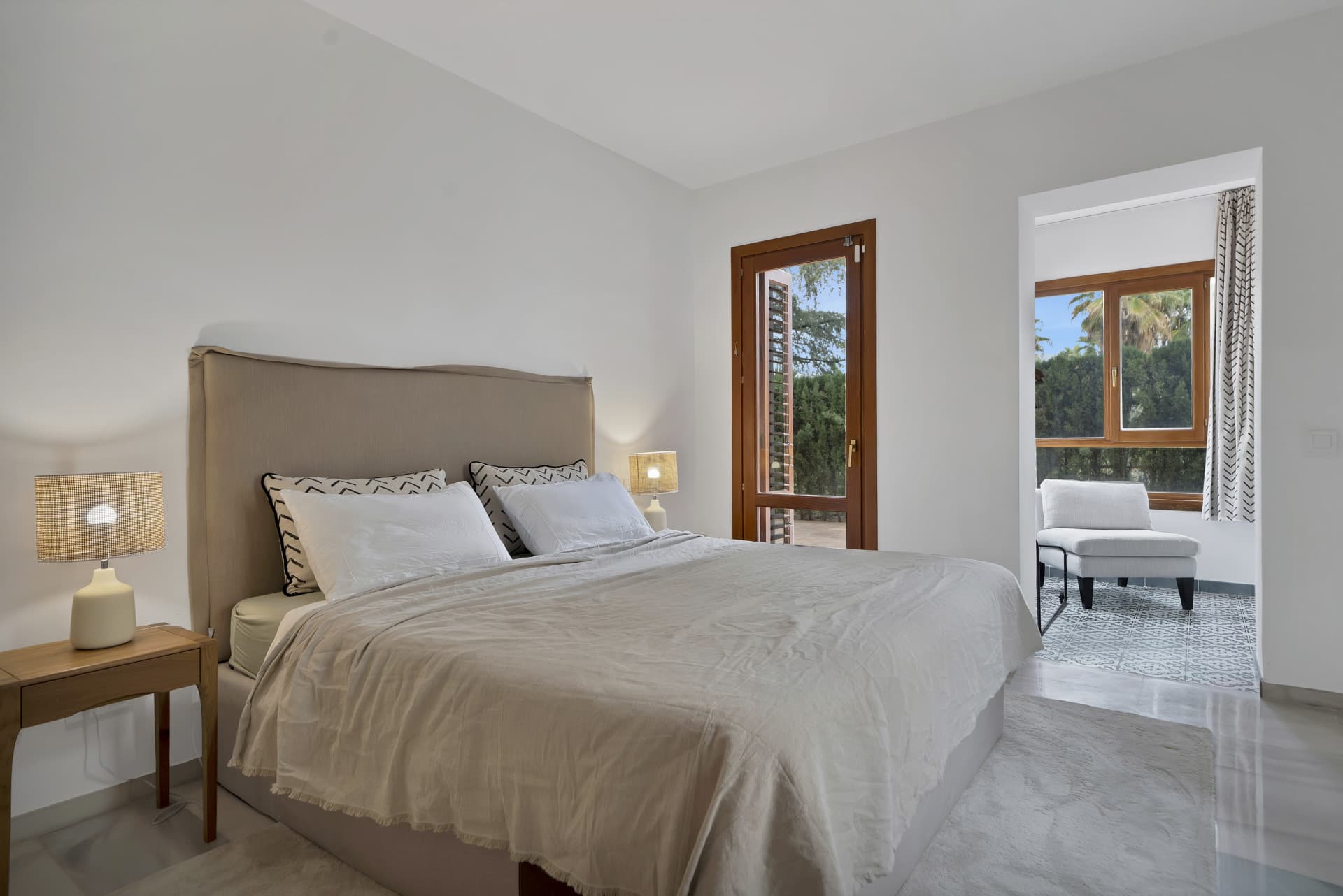 Beautifully renovated two bedroom apartment located in the prestigious Alcores del Golf community in Nueva Andalucía