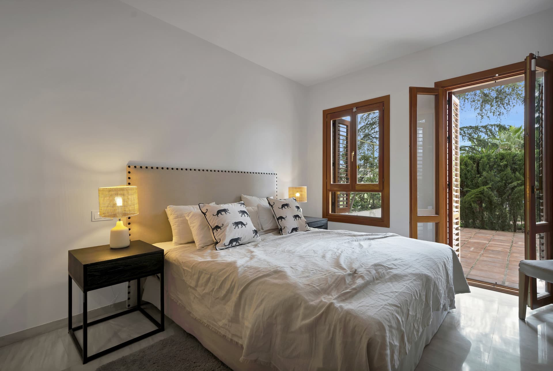 Beautifully renovated two bedroom apartment located in the prestigious Alcores del Golf community in Nueva Andalucía