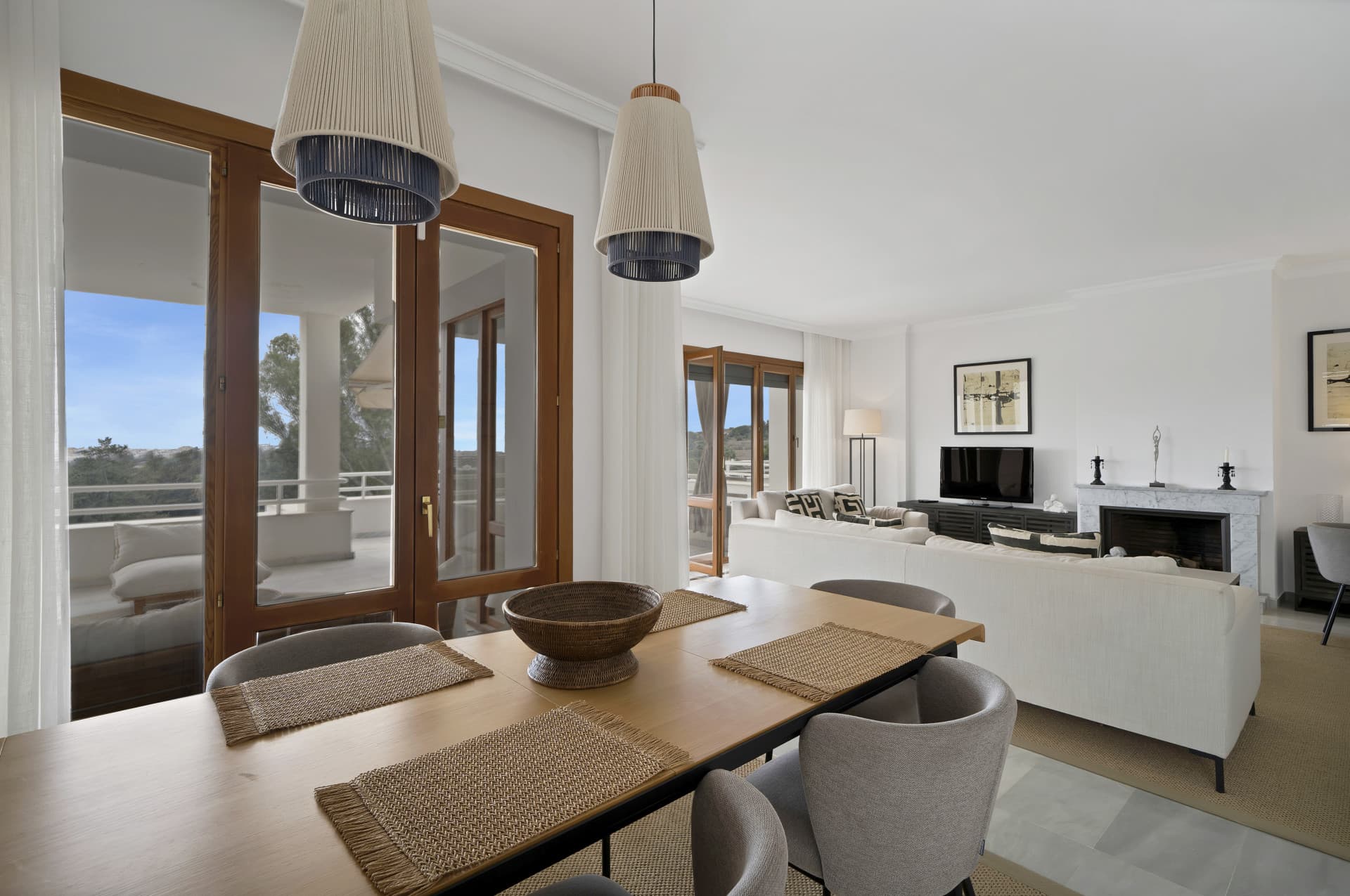 Beautifully renovated two bedroom apartment located in the prestigious Alcores del Golf community in Nueva Andalucía