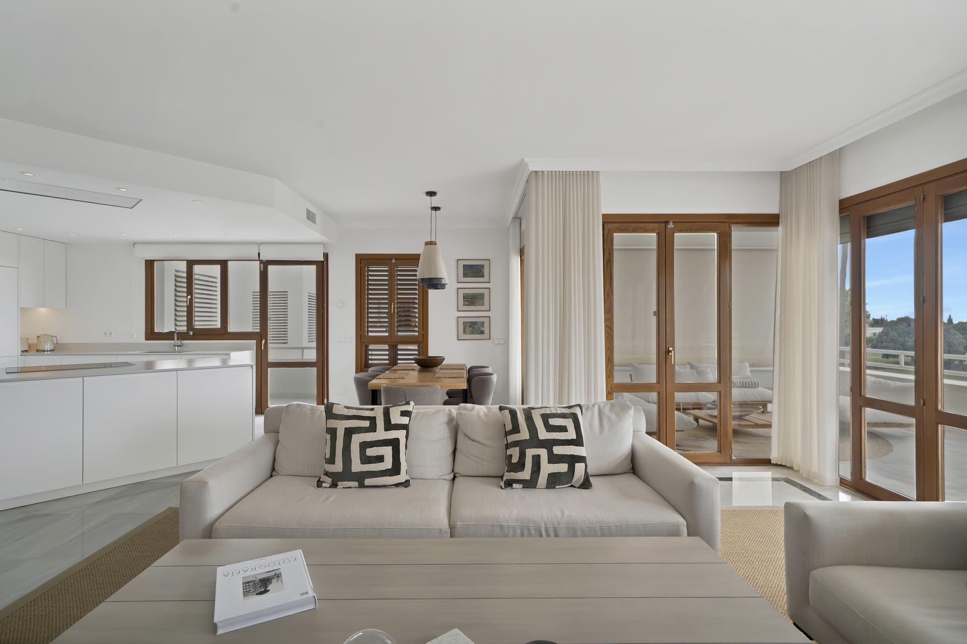 Beautifully renovated two bedroom apartment located in the prestigious Alcores del Golf community in Nueva Andalucía
