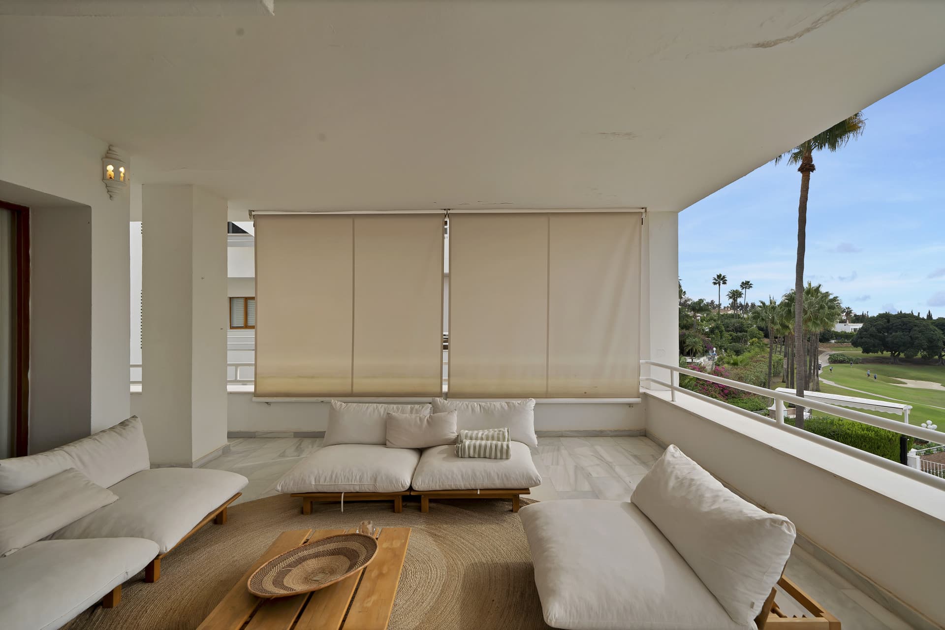 Beautifully renovated two bedroom apartment located in the prestigious Alcores del Golf community in Nueva Andalucía