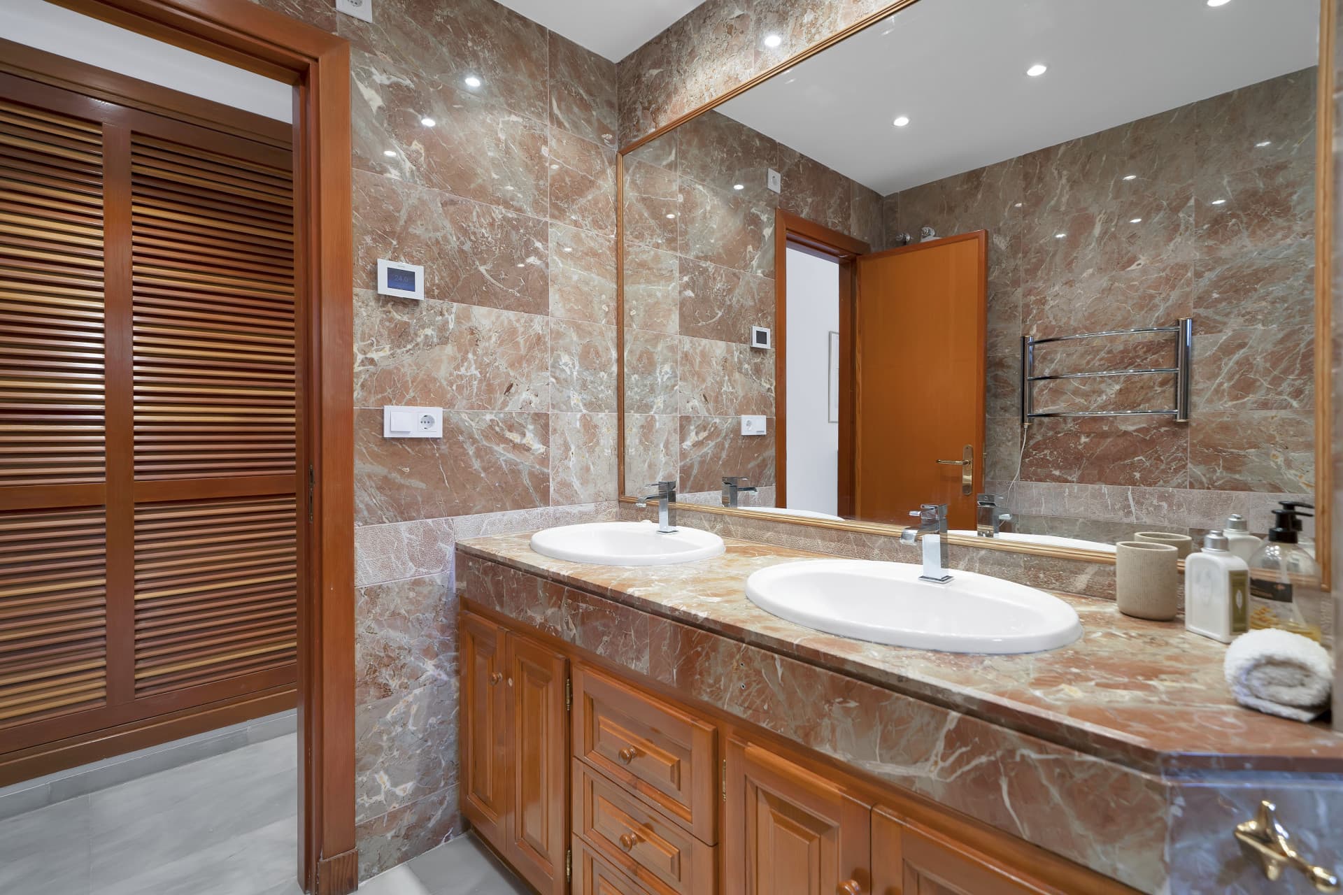Beautifully renovated two bedroom apartment located in the prestigious Alcores del Golf community in Nueva Andalucía