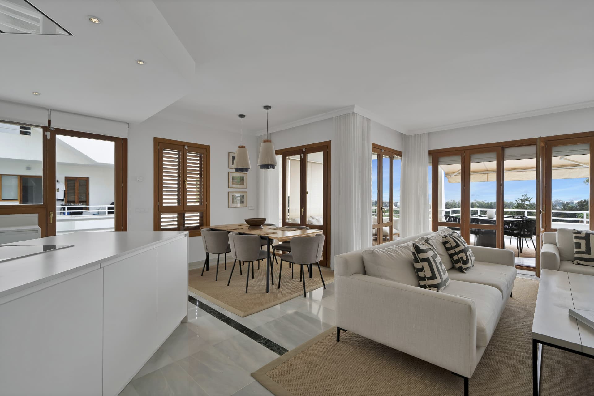 Beautifully renovated two bedroom apartment located in the prestigious Alcores del Golf community in Nueva Andalucía