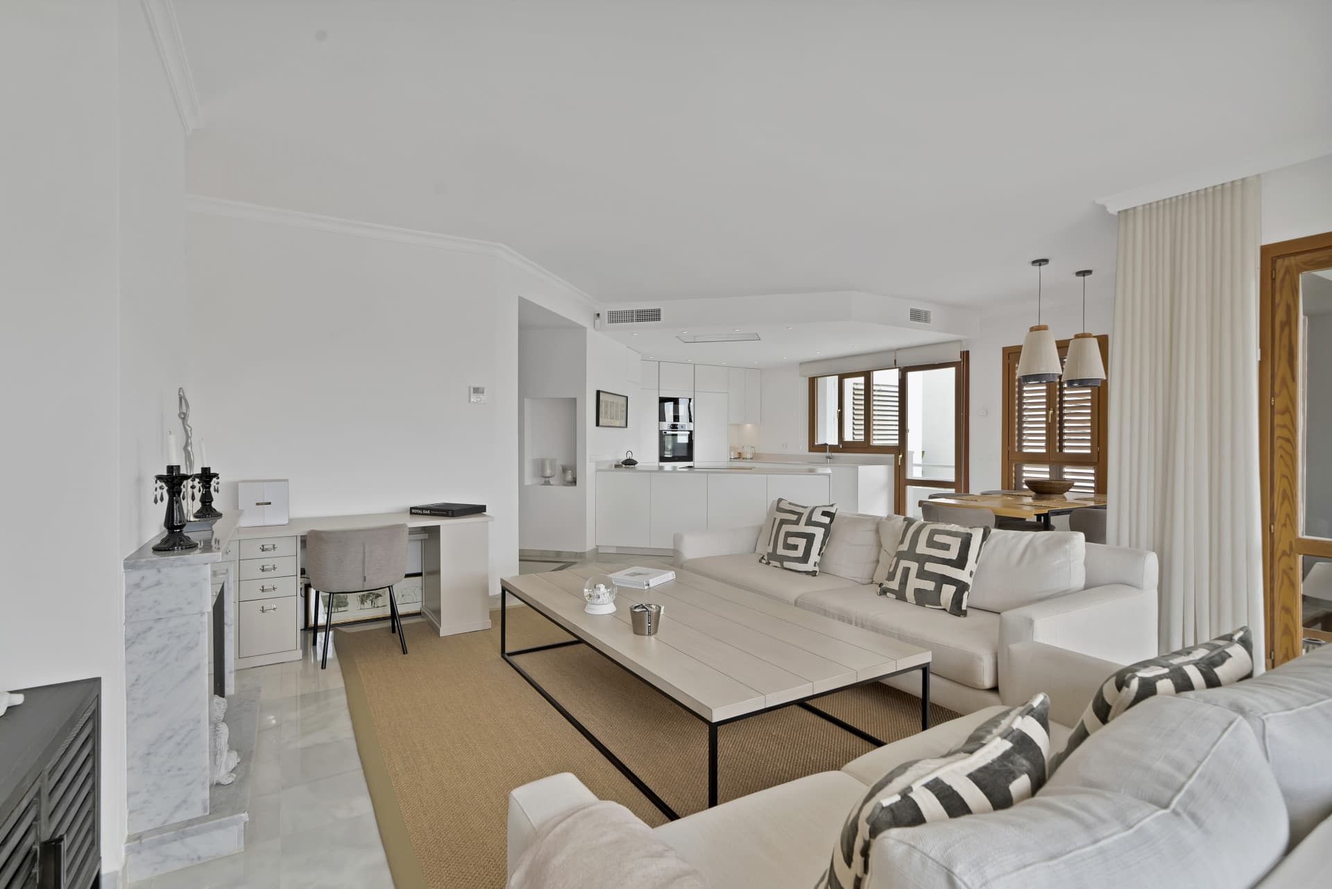 Beautifully renovated two bedroom apartment located in the prestigious Alcores del Golf community in Nueva Andalucía