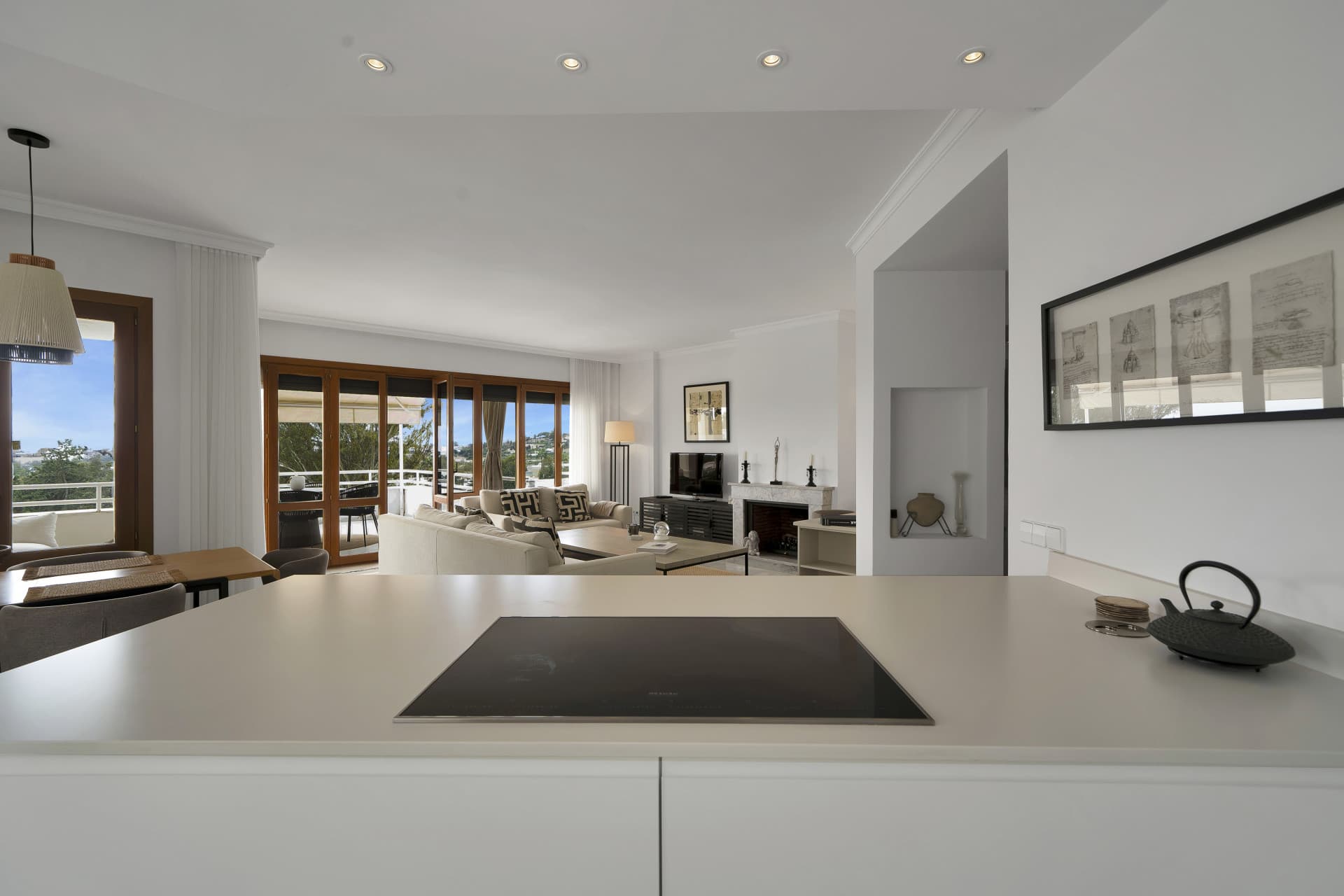 Beautifully renovated two bedroom apartment located in the prestigious Alcores del Golf community in Nueva Andalucía