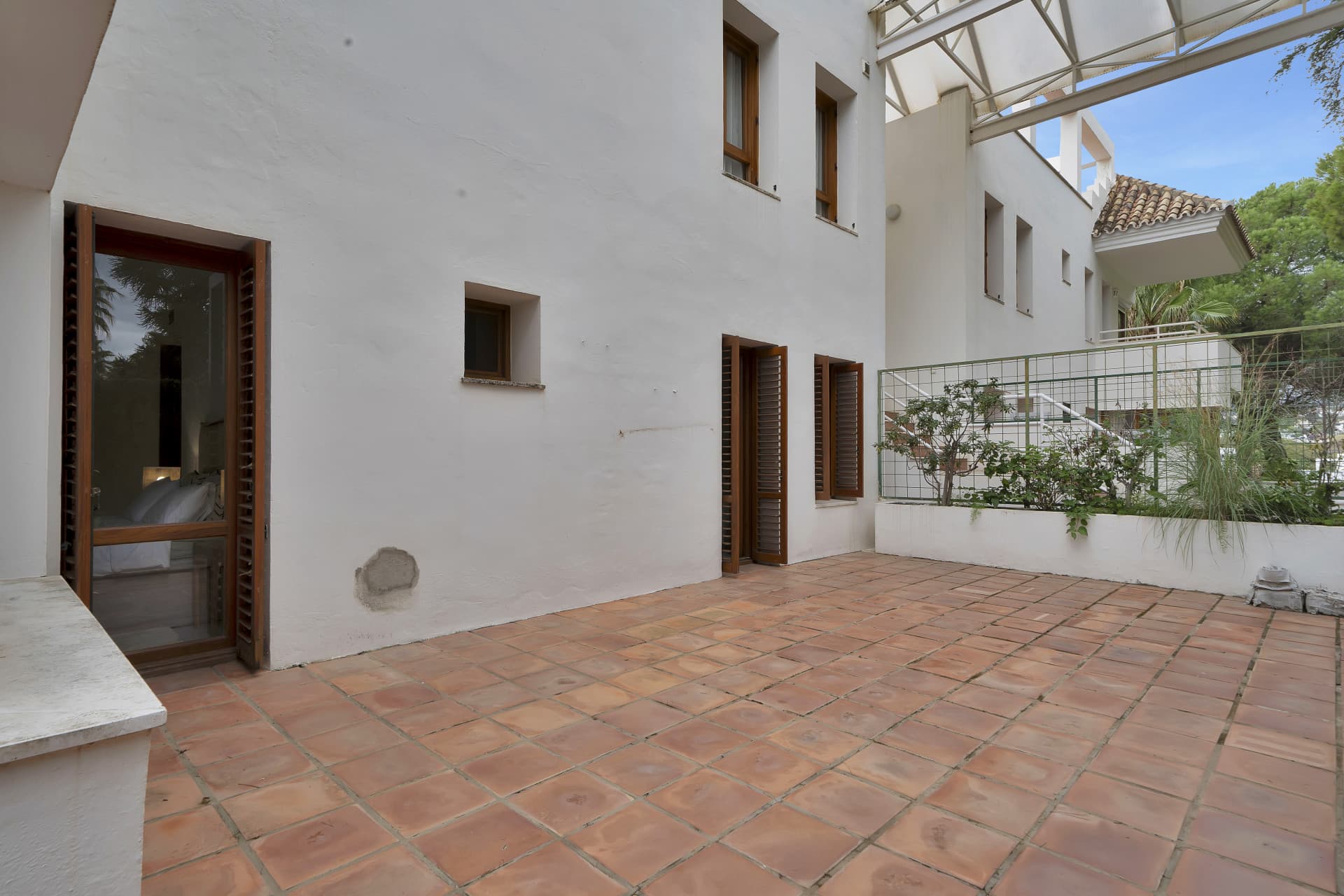 Beautifully renovated two bedroom apartment located in the prestigious Alcores del Golf community in Nueva Andalucía