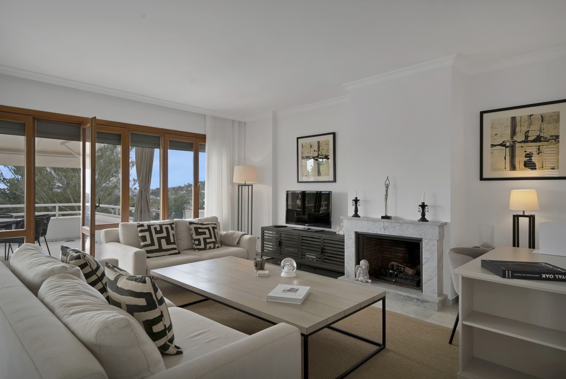 Beautifully renovated two bedroom apartment located in the prestigious Alcores del Golf community in Nueva Andalucía