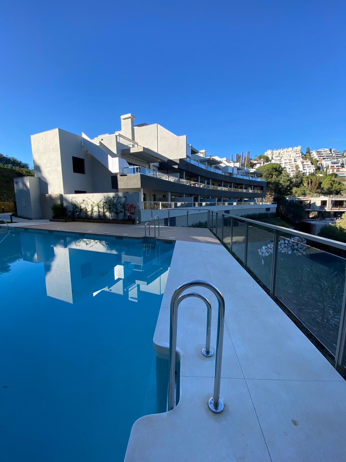 Elegante apartamento de tres dormitorios situado en una urbanización cerrada de La Quinta Golf, Benahavis