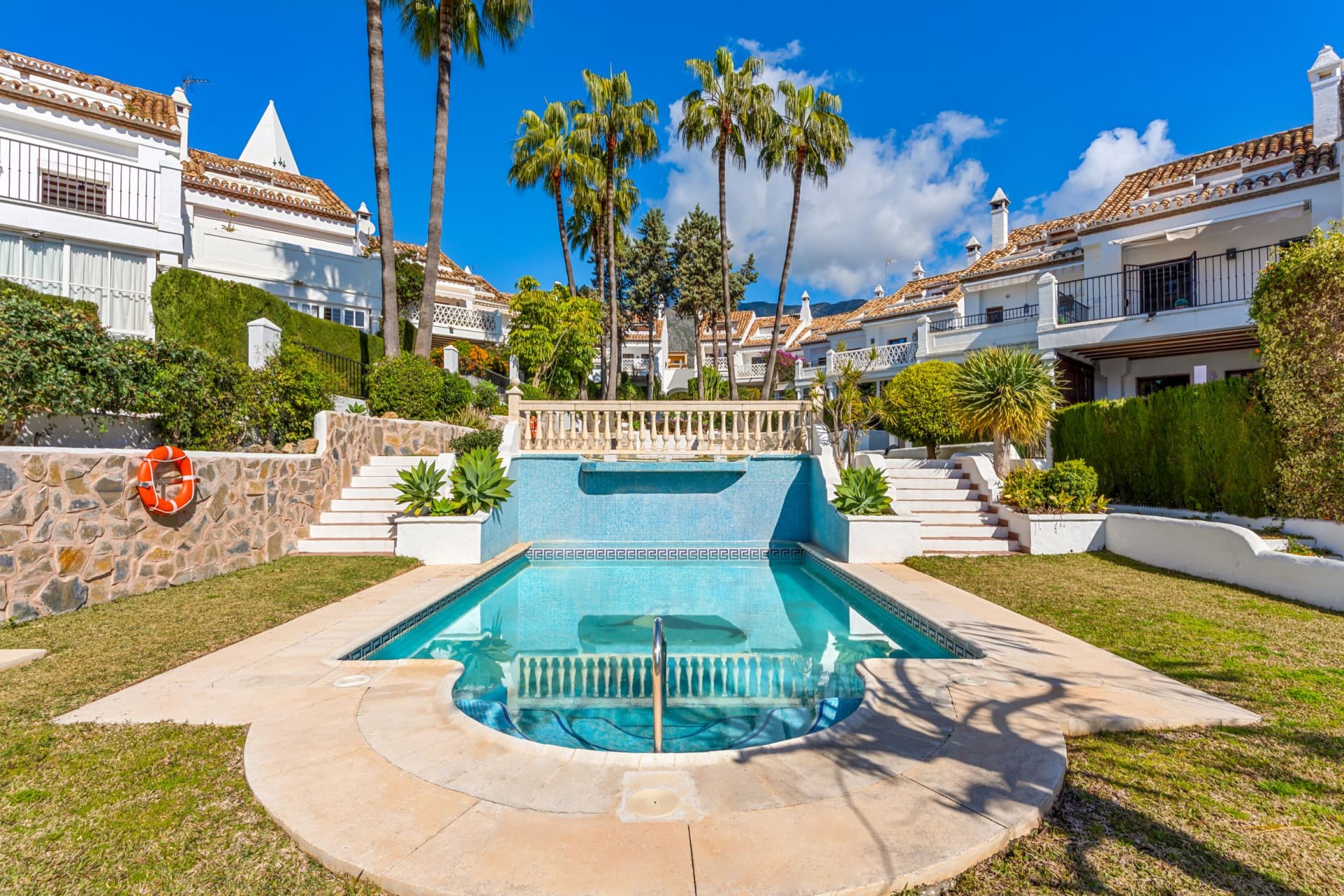 Casa adosada de cuatro dormitorios situada en la comunidad cerrada de Montepiedra , Nagueles dentro de la Milla de Oro, Marbella