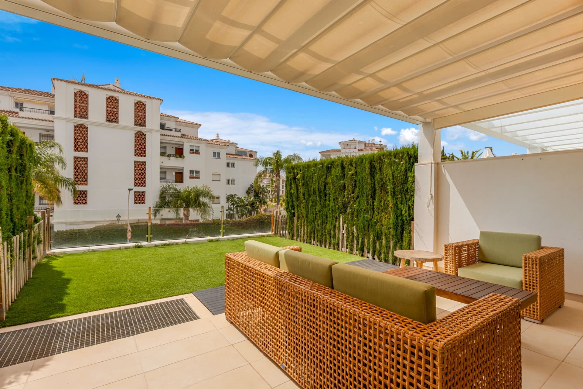 Fantastisk fyra sovrum radhus ligger i den gated community av El Romeral de Calahonda, Mijas Costa