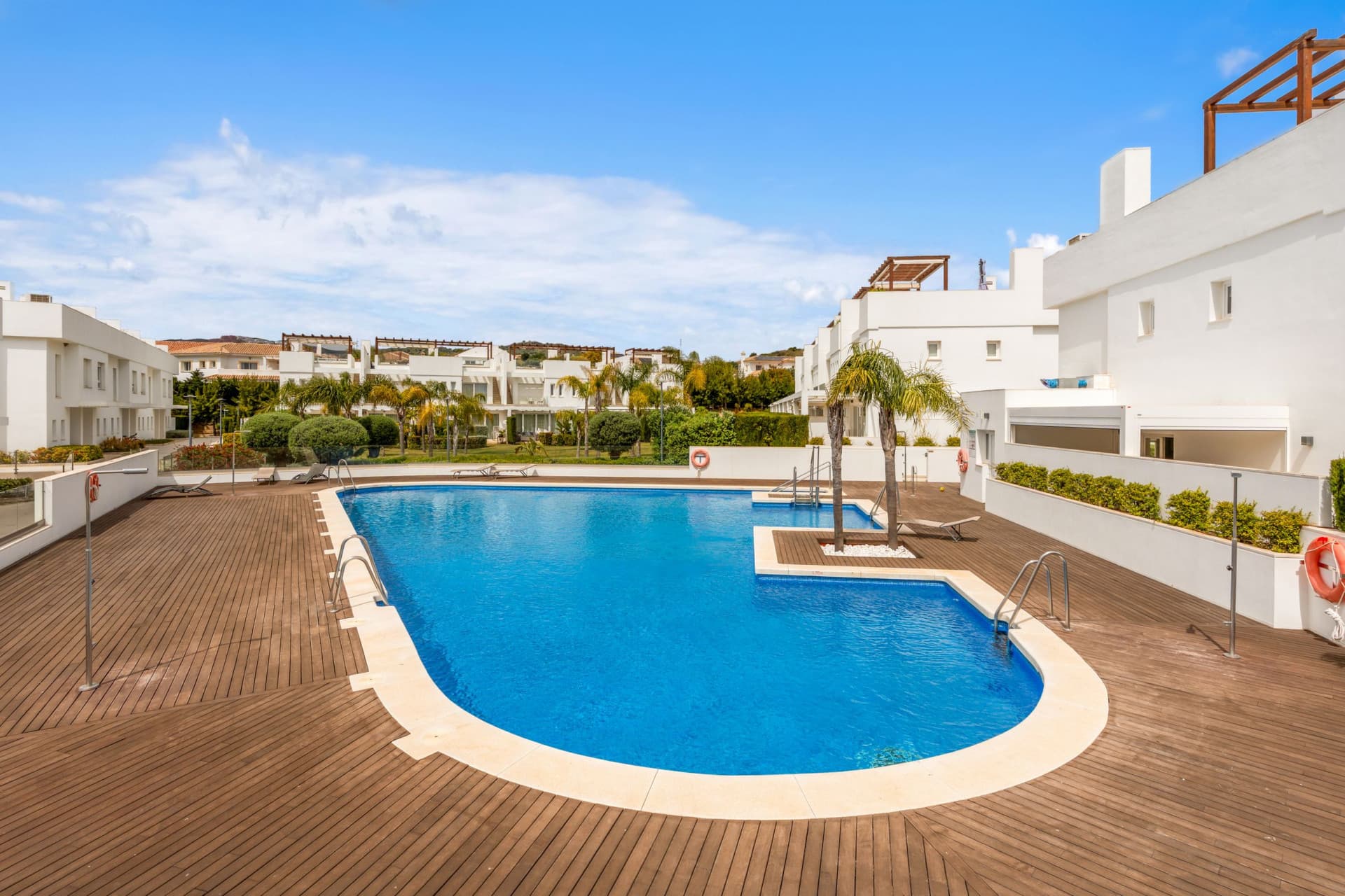 Fantastisk fyra sovrum radhus ligger i den gated community av El Romeral de Calahonda, Mijas Costa